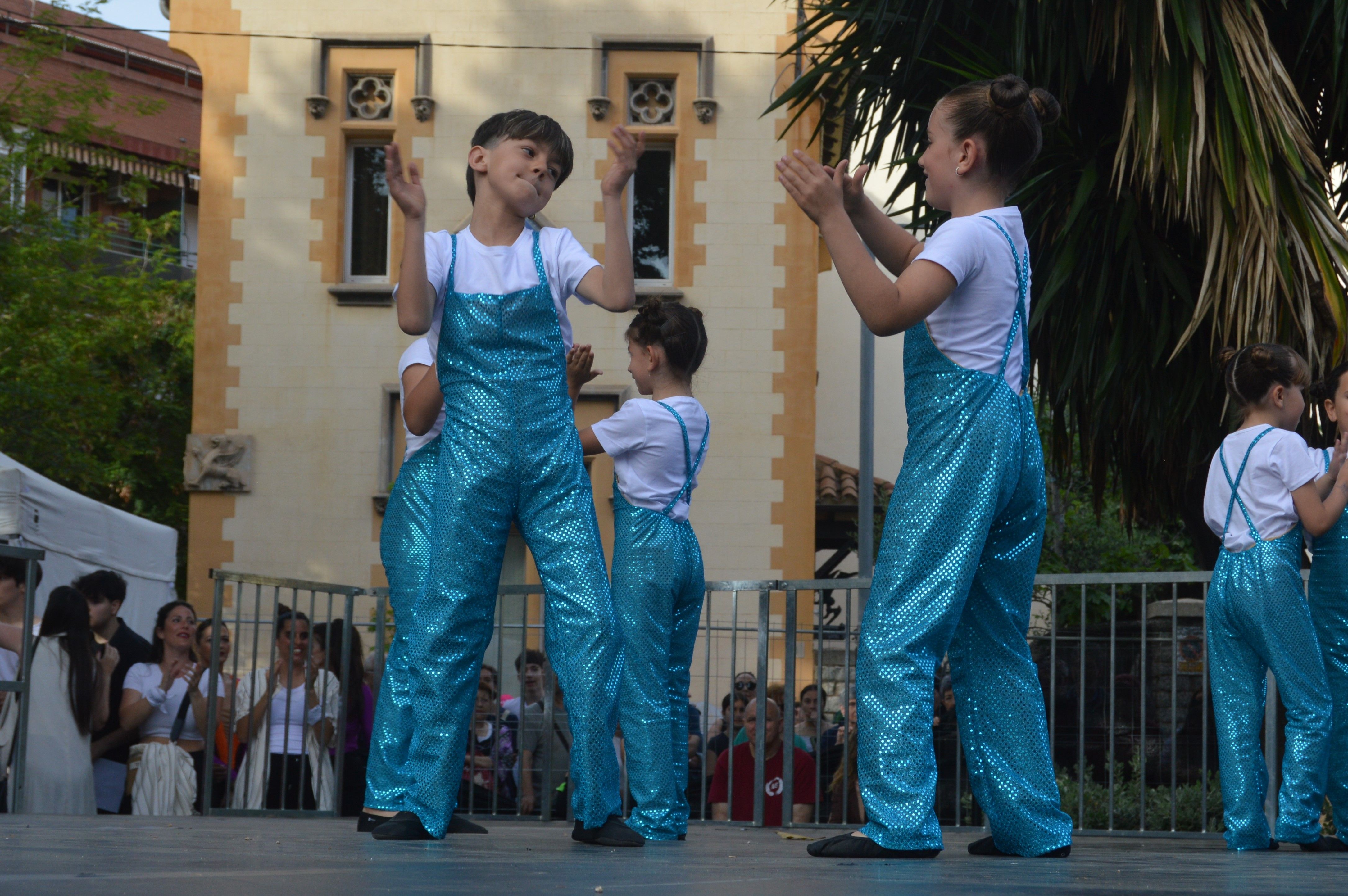 Les escoles de Cerdanyola ballen per la 23 edició del Dia Internacional de la Dansa. FOTO: Nora MO