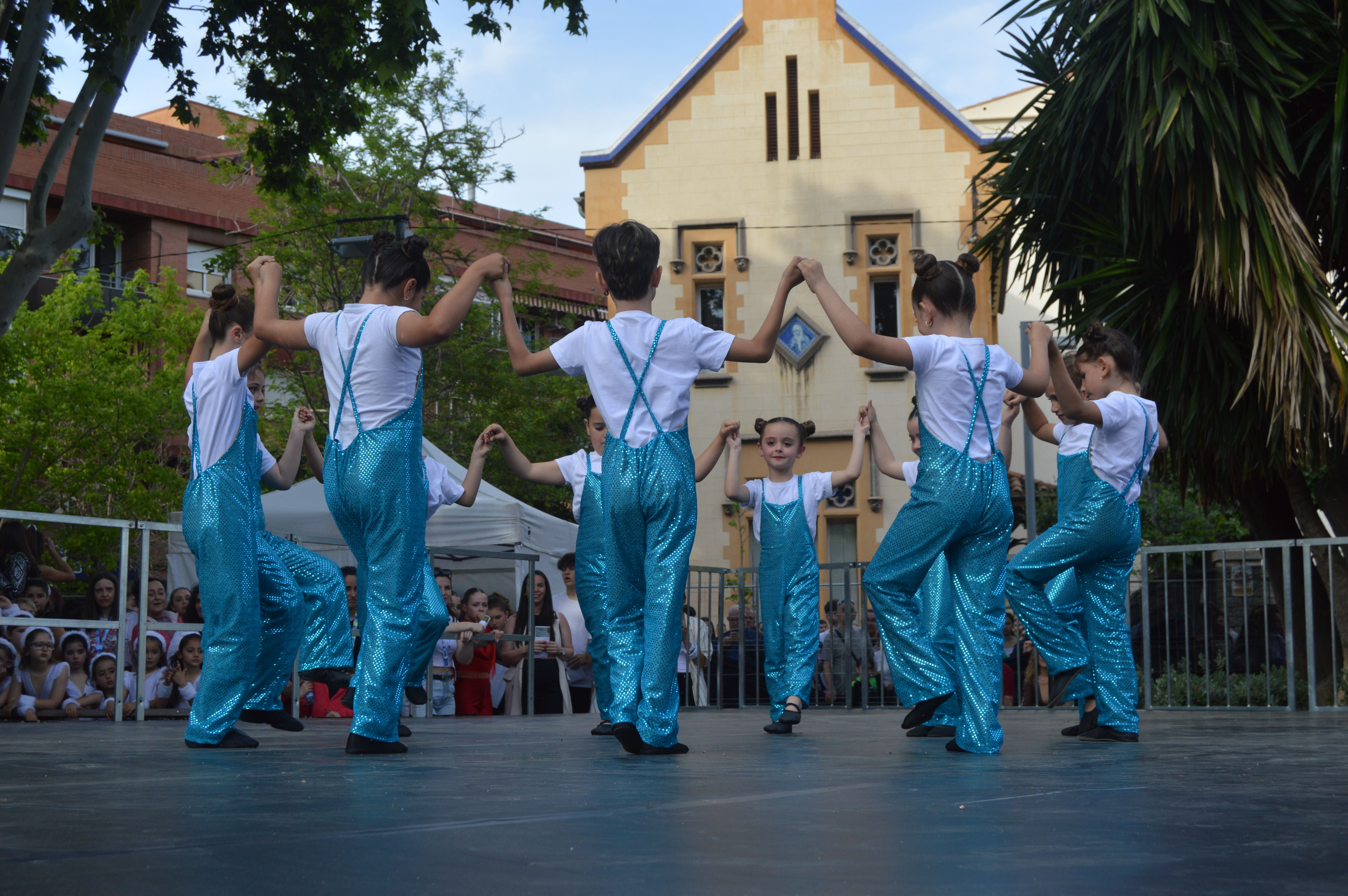 Les escoles de Cerdanyola ballen per la 23 edició del Dia Internacional de la Dansa. FOTO: Nora MO