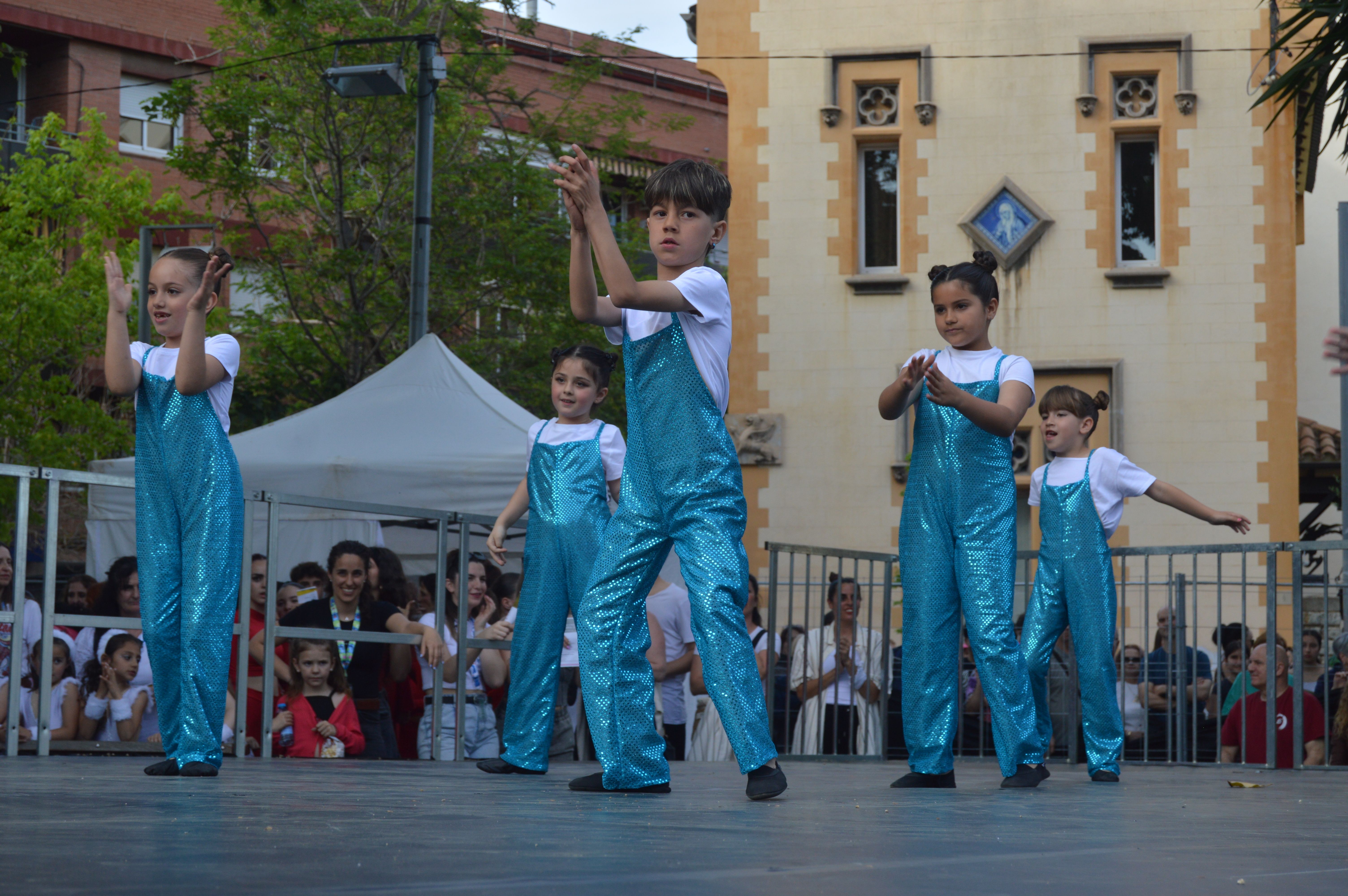 Les escoles de Cerdanyola ballen per la 23 edició del Dia Internacional de la Dansa. FOTO: Nora MO