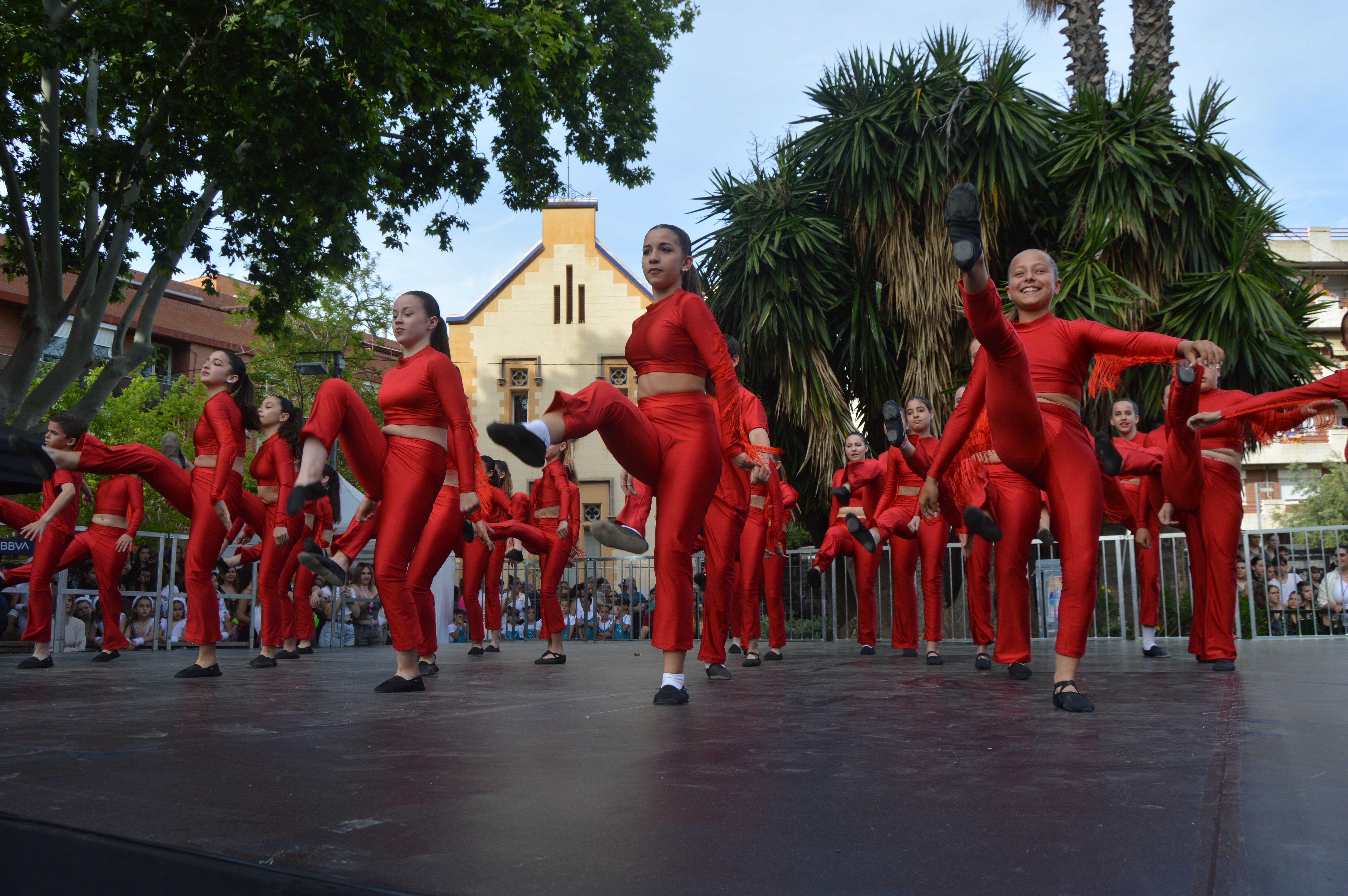 Les escoles de Cerdanyola ballen per la 23 edició del Dia Internacional de la Dansa. FOTO: Nora MO