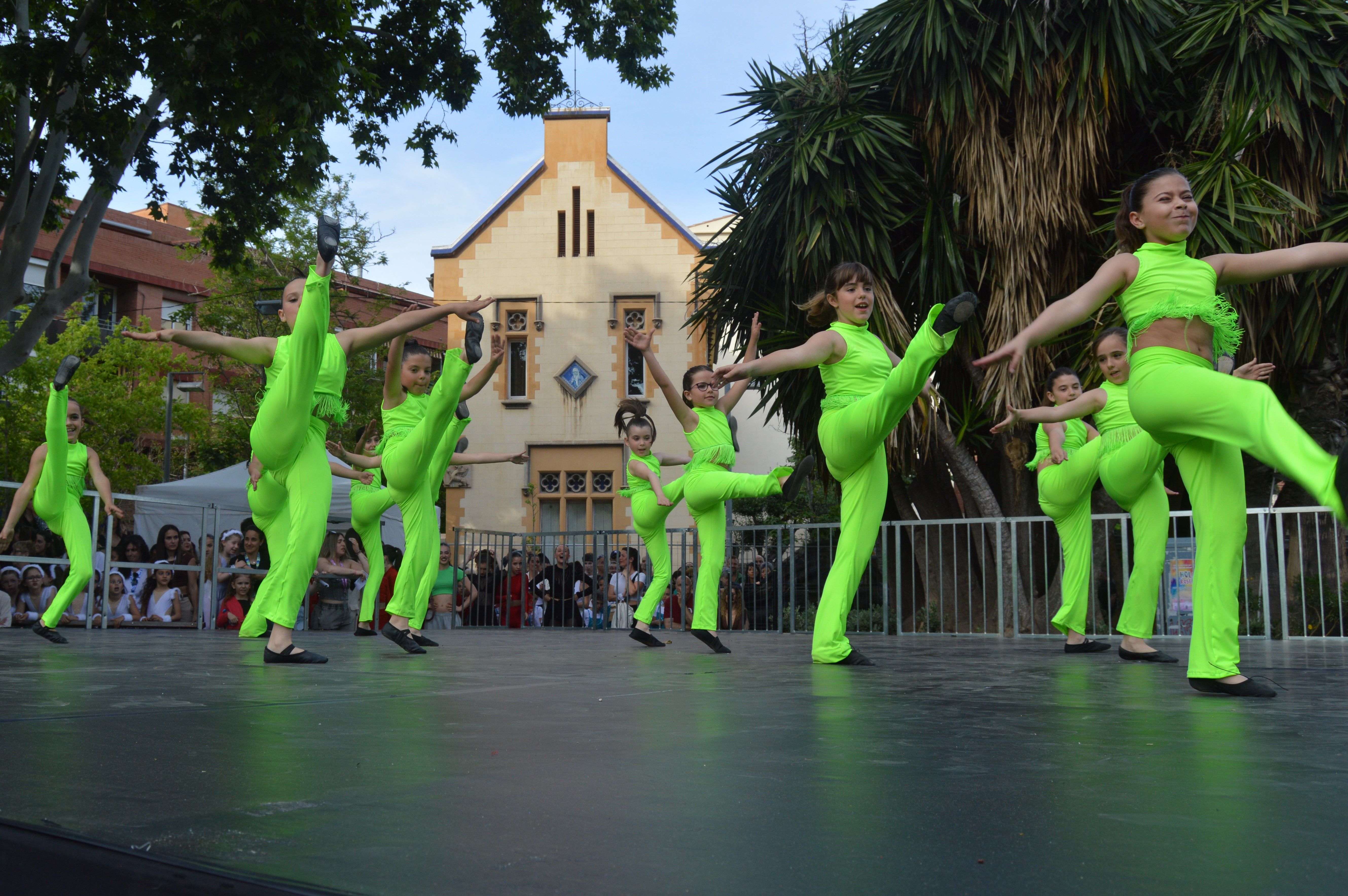 Les escoles de Cerdanyola ballen per la 23 edició del Dia Internacional de la Dansa. FOTO: Nora MO