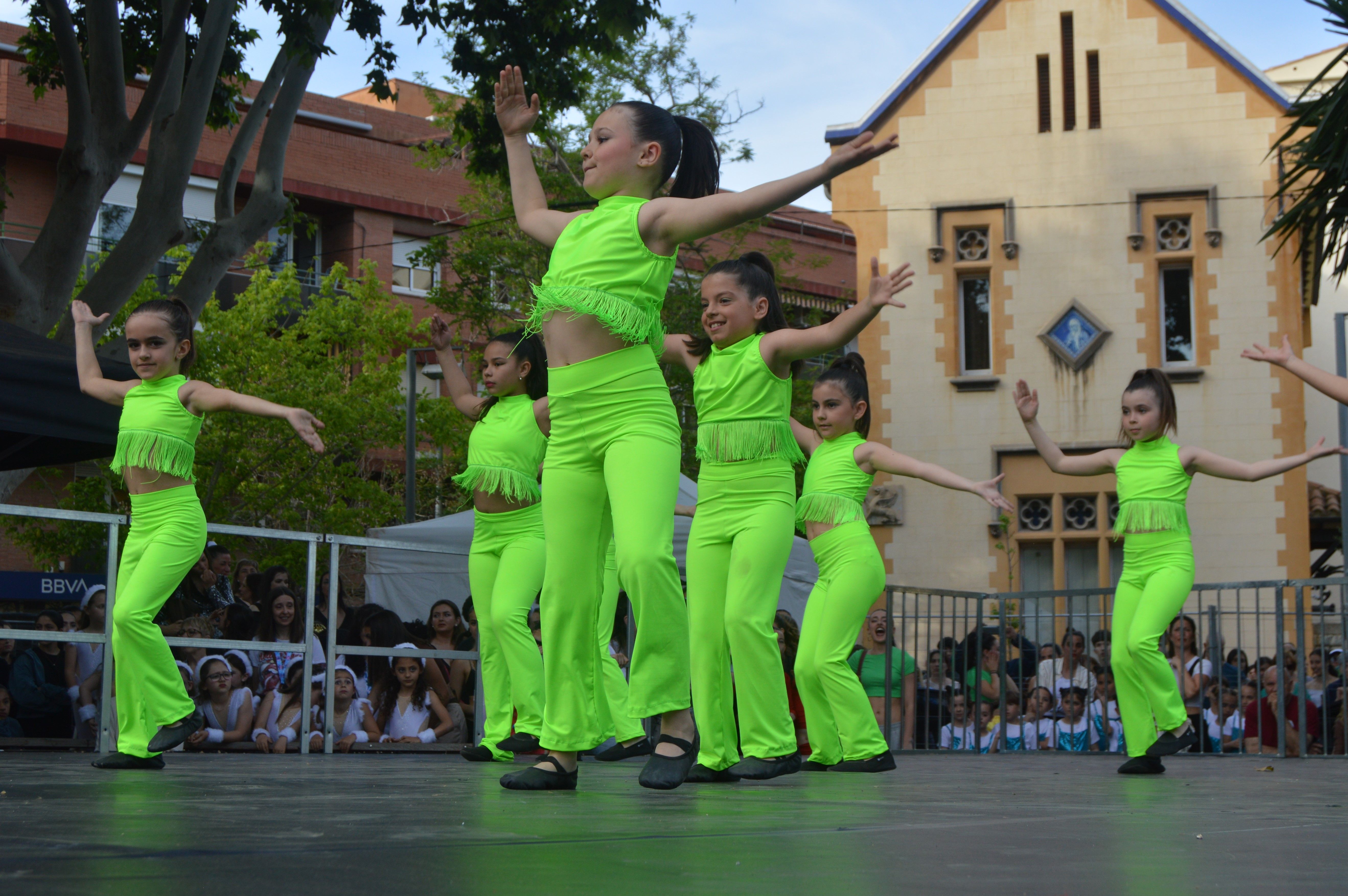 Les escoles de Cerdanyola ballen per la 23 edició del Dia Internacional de la Dansa. FOTO: Nora MO