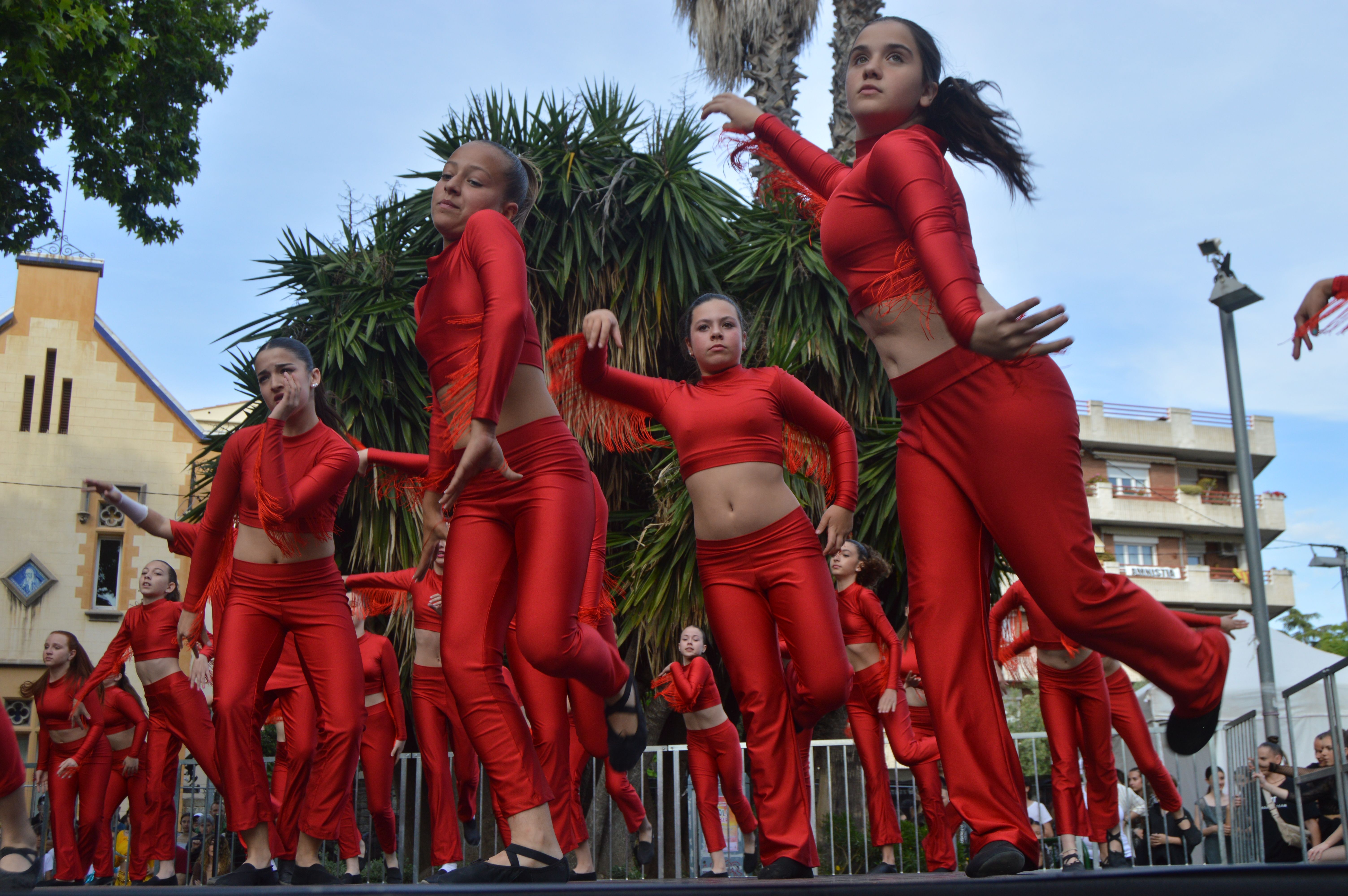 Les escoles de Cerdanyola ballen per la 23 edició del Dia Internacional de la Dansa. FOTO: Nora MO