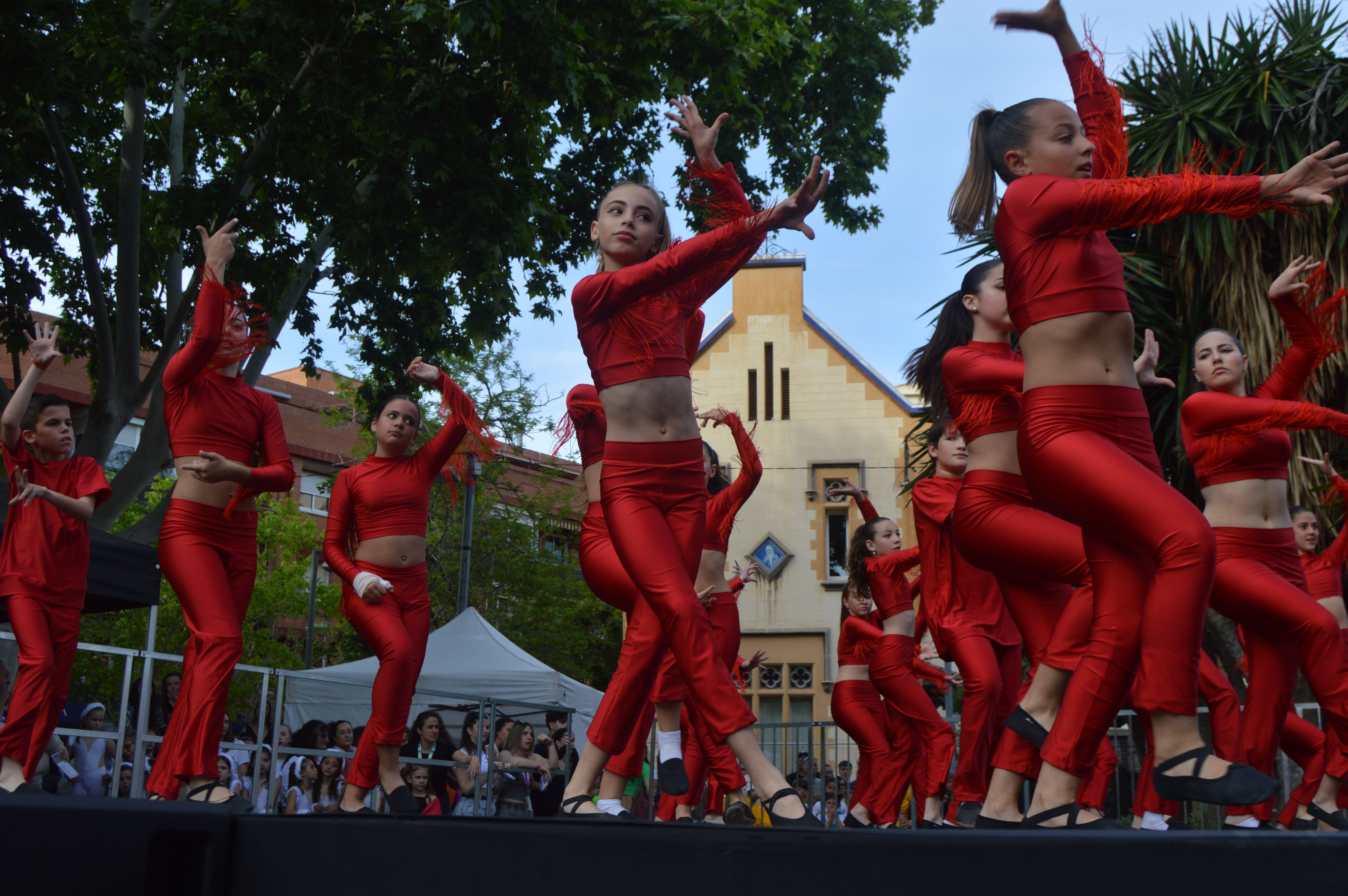 Les escoles de Cerdanyola ballen per la 23 edició del Dia Internacional de la Dansa. FOTO: Nora MO