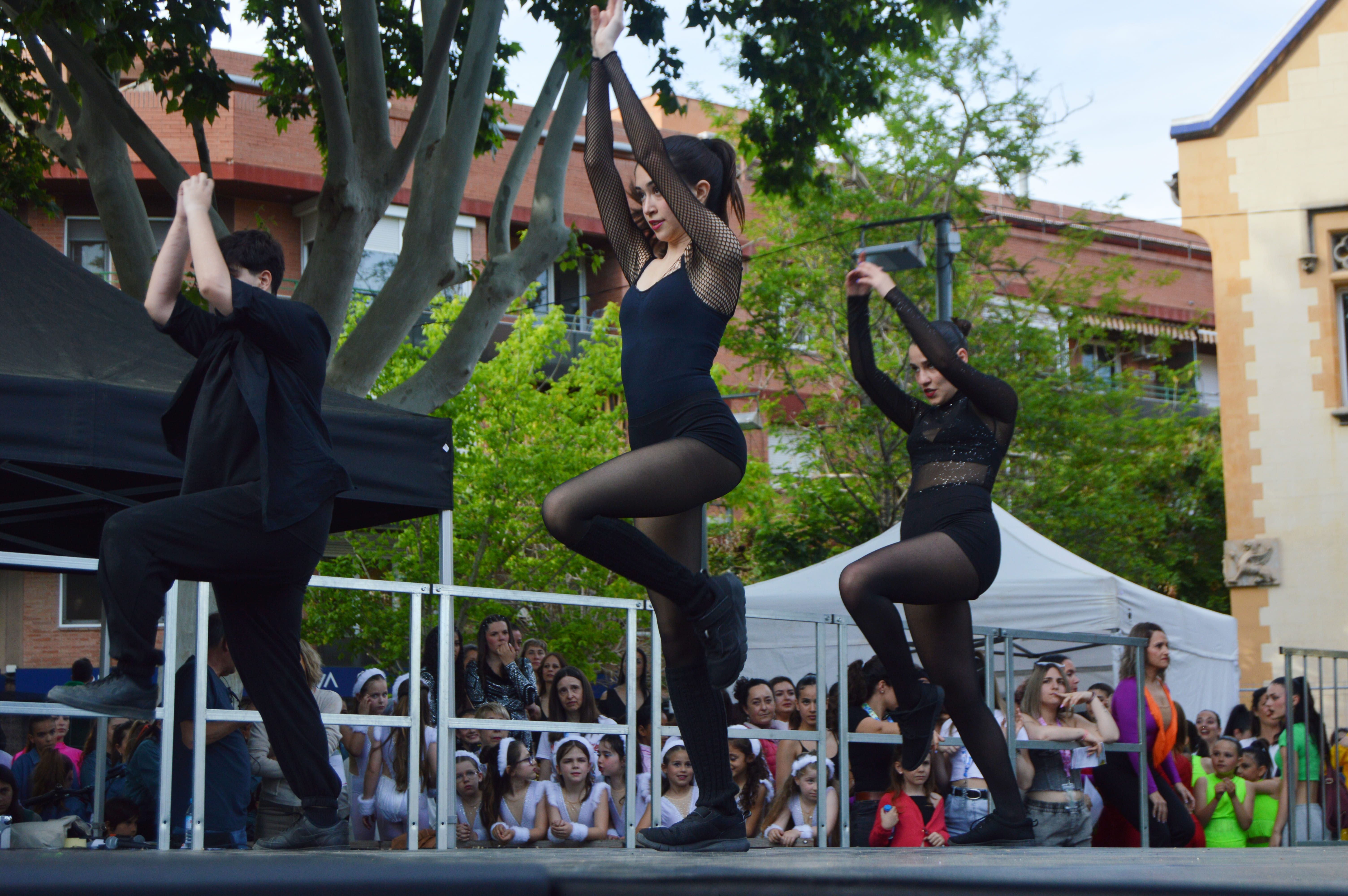 Les escoles de Cerdanyola ballen per la 23 edició del Dia Internacional de la Dansa. FOTO: Nora MO