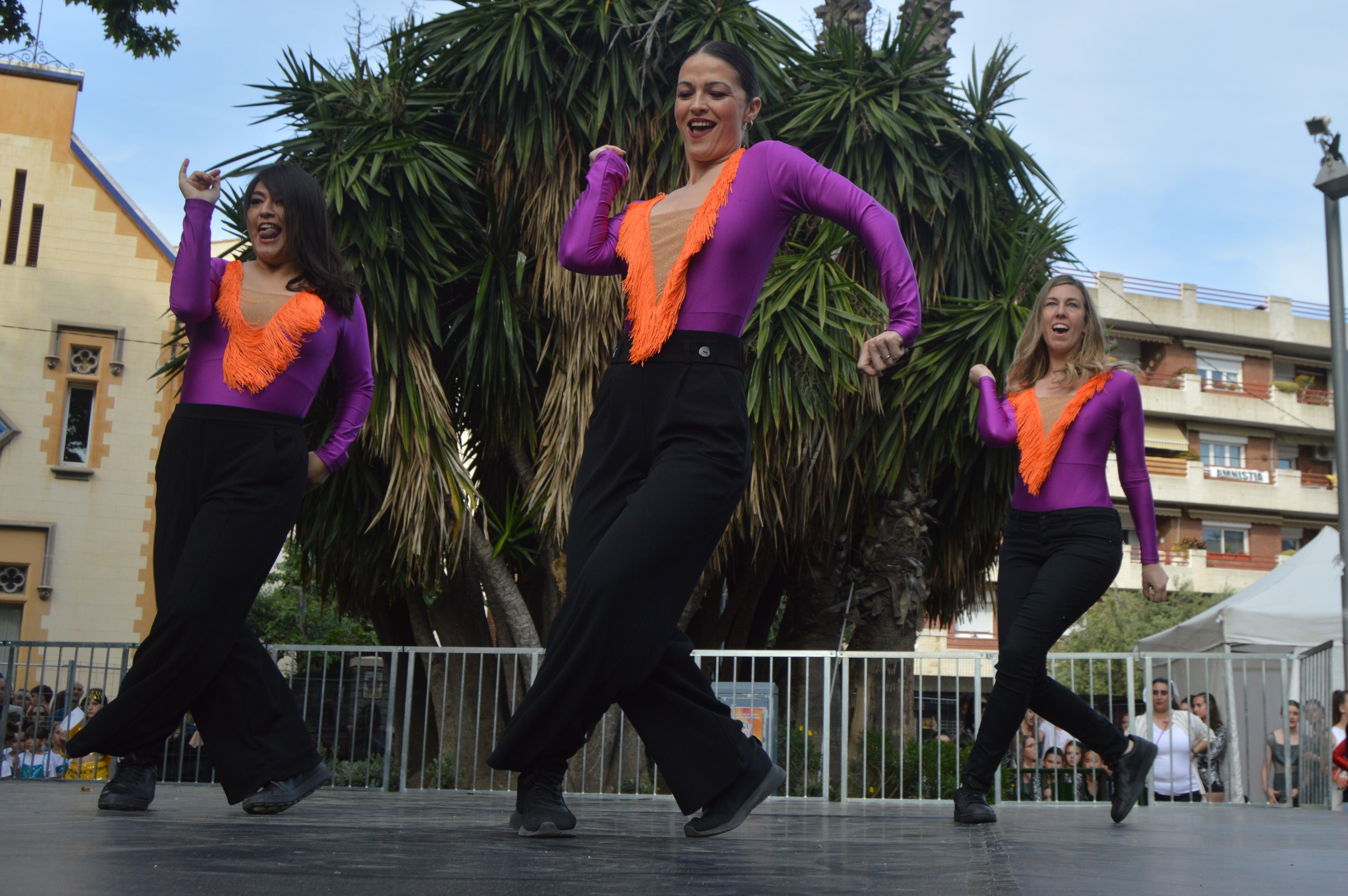 Les escoles de Cerdanyola ballen per la 23 edició del Dia Internacional de la Dansa. FOTO: Nora MO