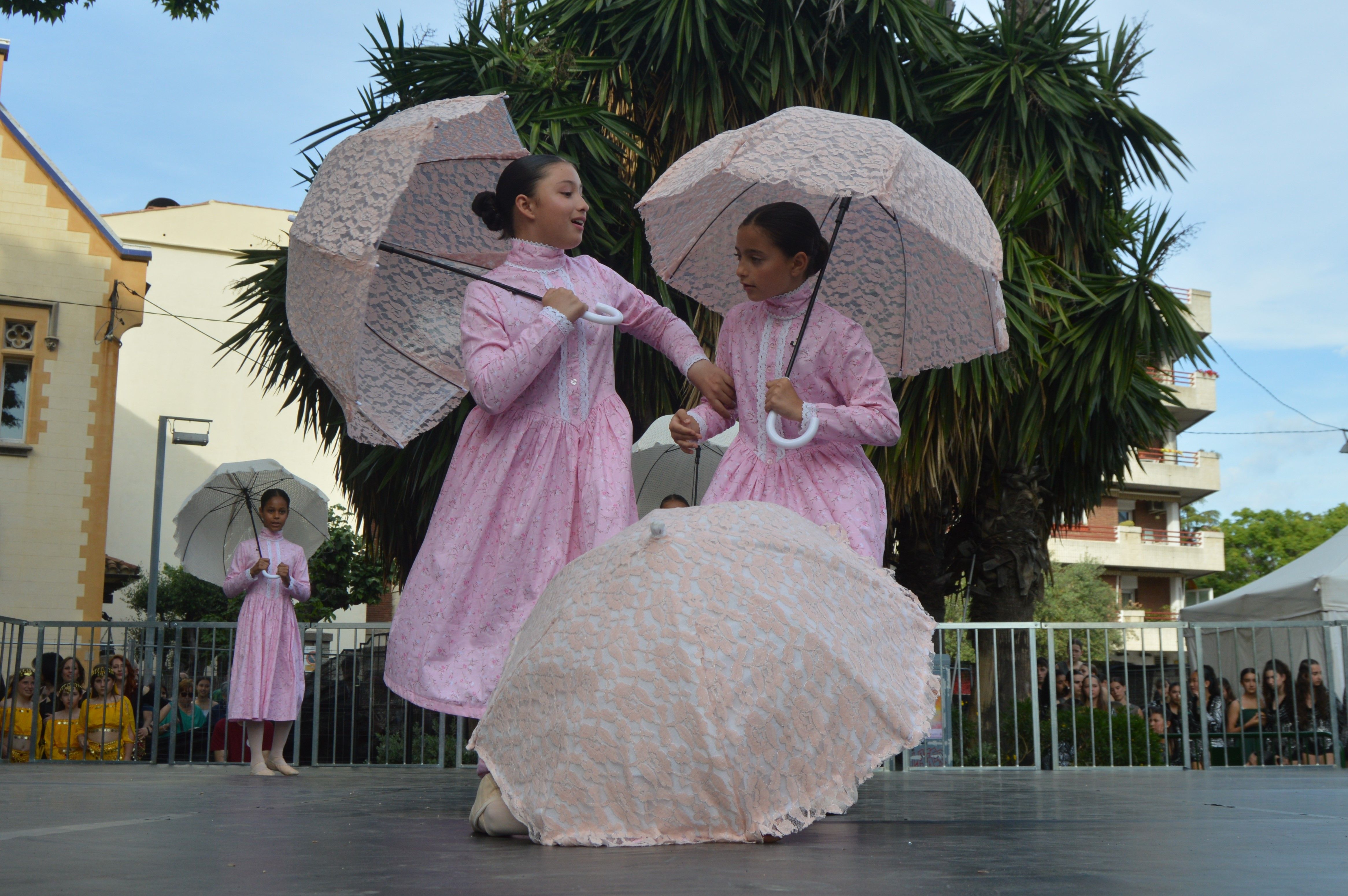 Les escoles de Cerdanyola ballen per la 23 edició del Dia Internacional de la Dansa. FOTO: Nora MO