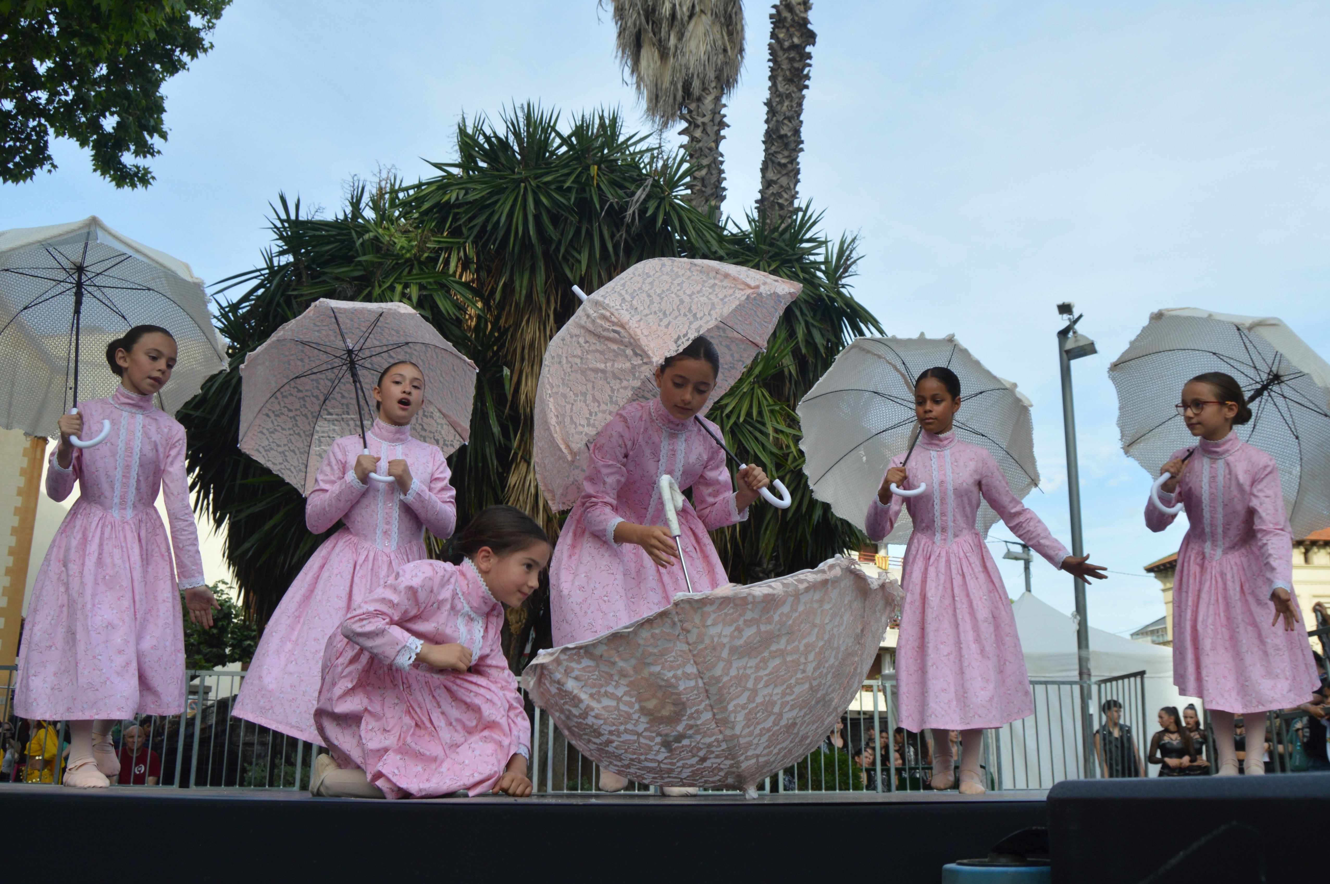 Les escoles de Cerdanyola ballen per la 23 edició del Dia Internacional de la Dansa. FOTO: Nora MO