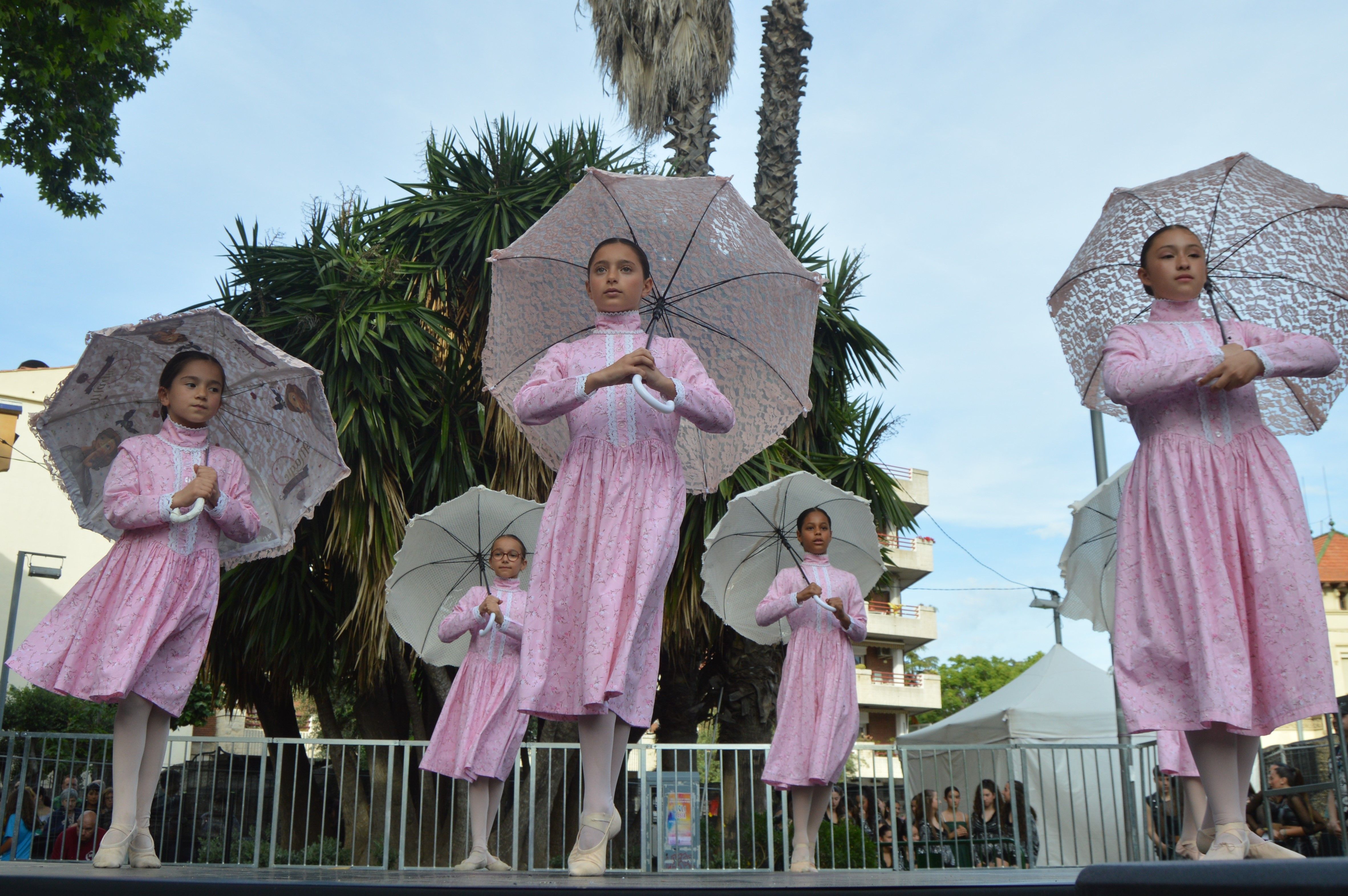 Les escoles de Cerdanyola ballen per la 23 edició del Dia Internacional de la Dansa. FOTO: Nora MO