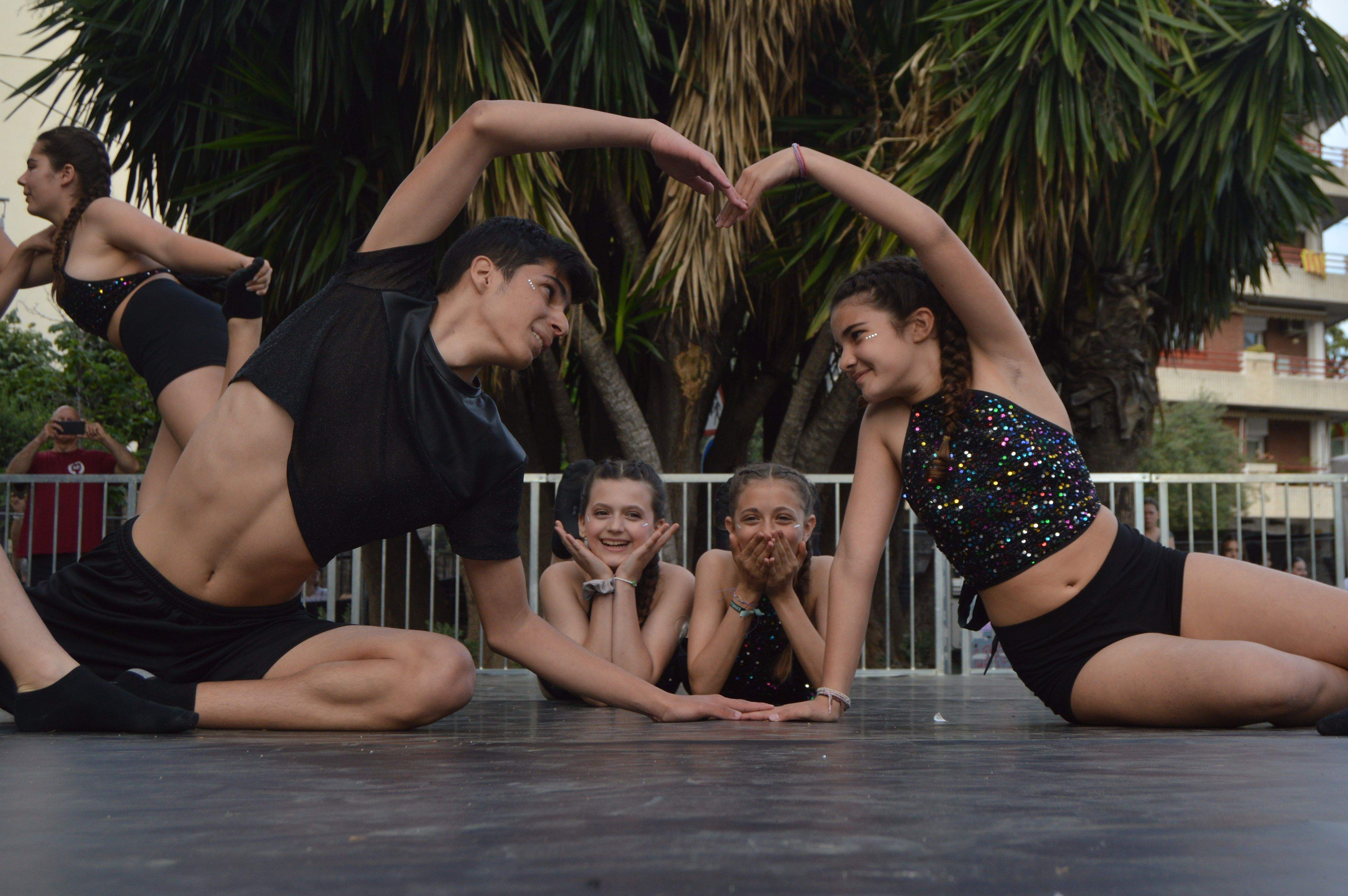 Les escoles de Cerdanyola ballen per la 23 edició del Dia Internacional de la Dansa. FOTO: Nora MO
