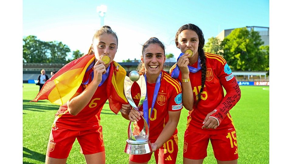 Ainoa Gómez (al centre) amb el trofeu de campiones d'Europa sub-17. FOTO: RFEF