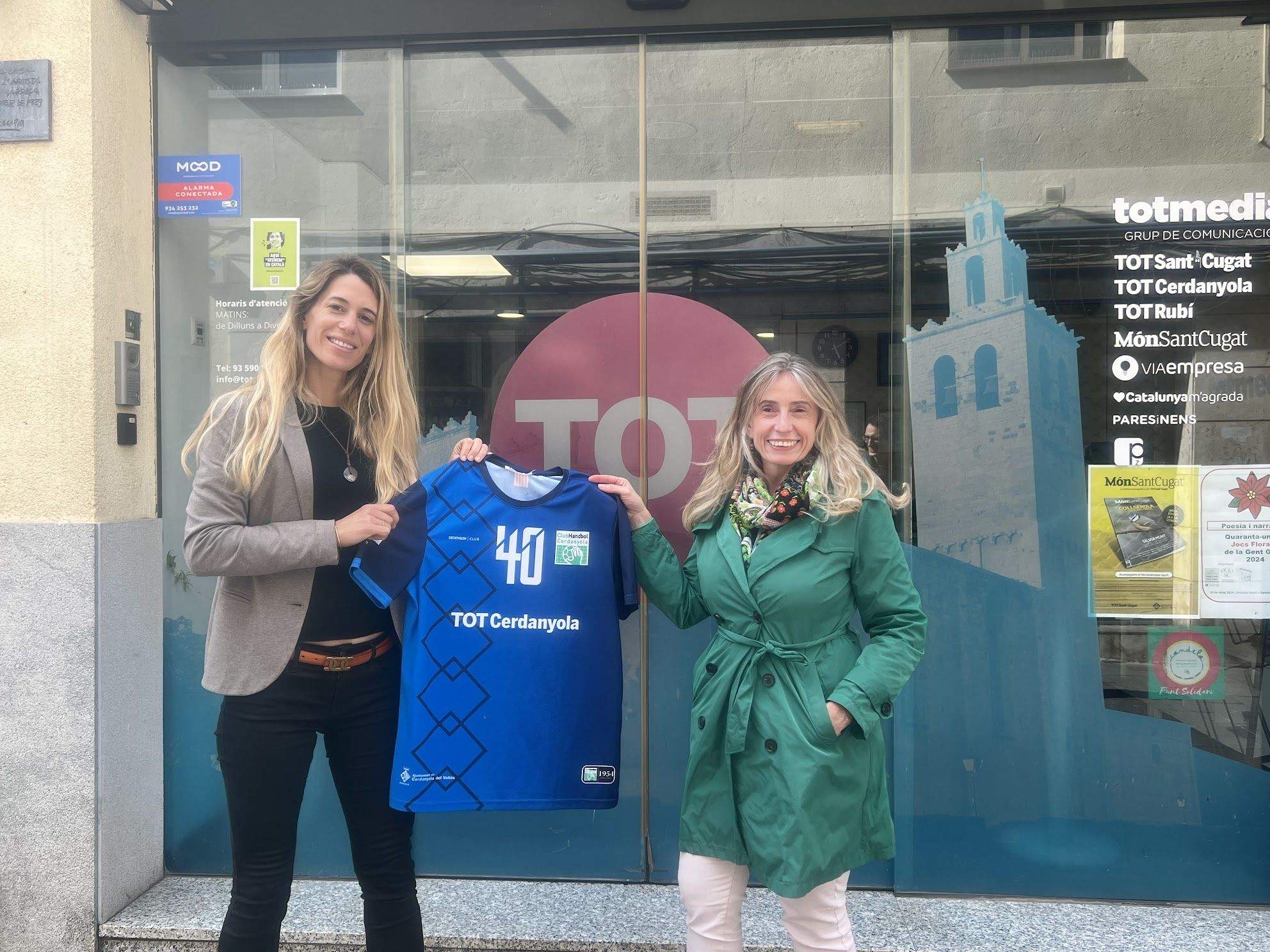 Laura Grau, directora adjunt de Totmedia (a l'esquerra), i Eva Escriche, presidenta del Club Handbol Cerdanyola (a la dreta)