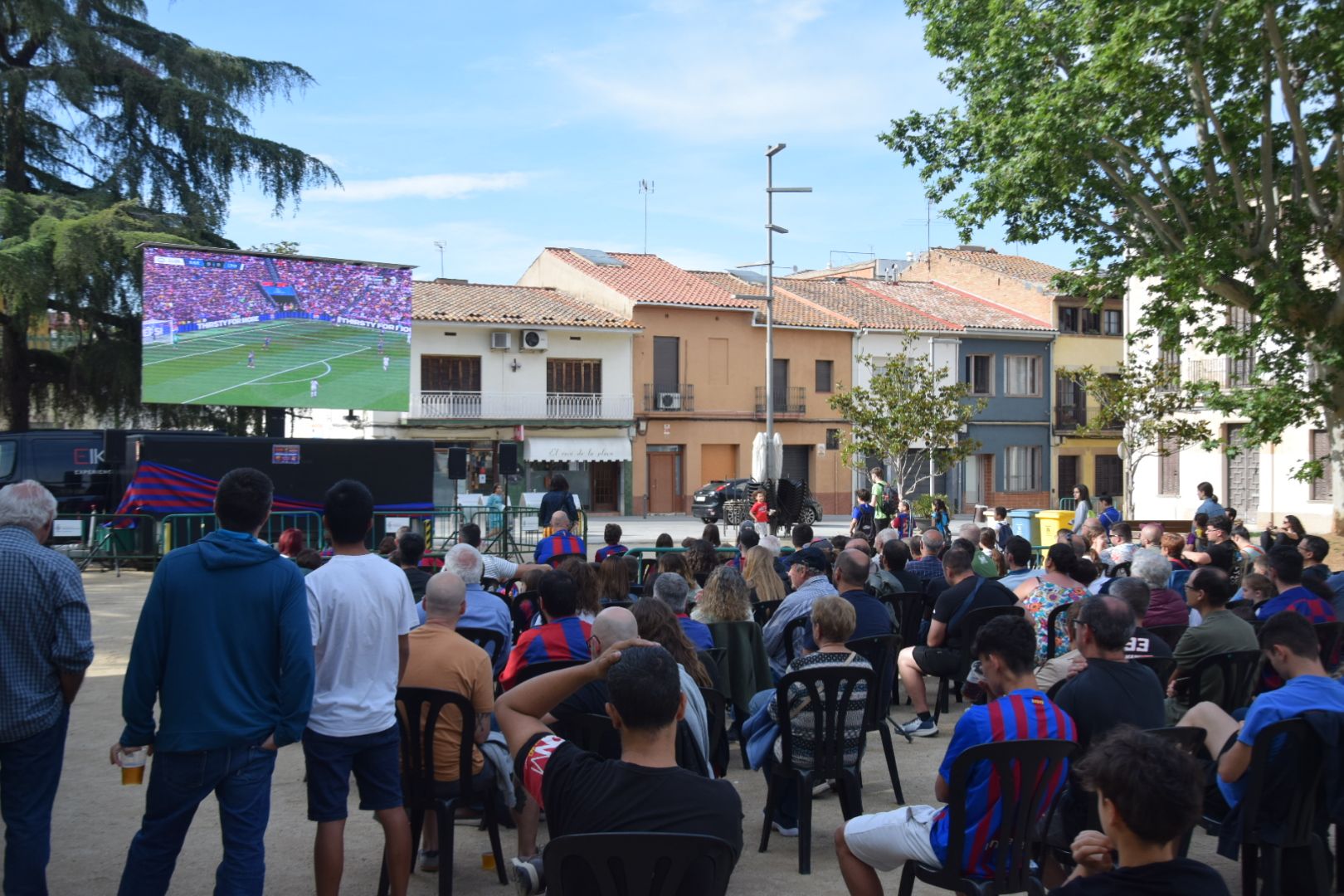 Aficionats culers veient la final de la Champions femenina a la plaça Sant Ramon. FOTO: Marc Mata 