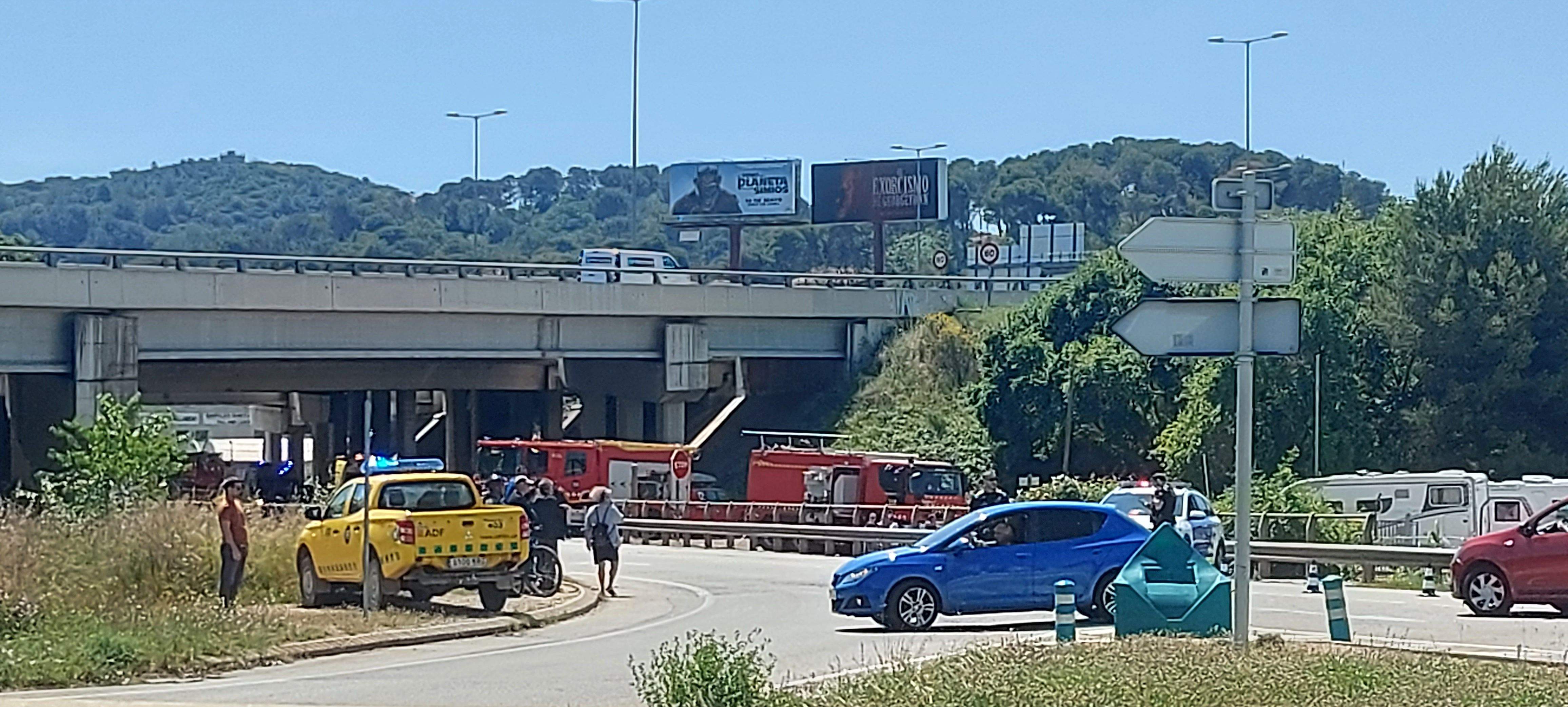 Un incendi crema una nau de caravanes a la N-150 a tocar de Cerdanyola. FOTO: Marc Mata 