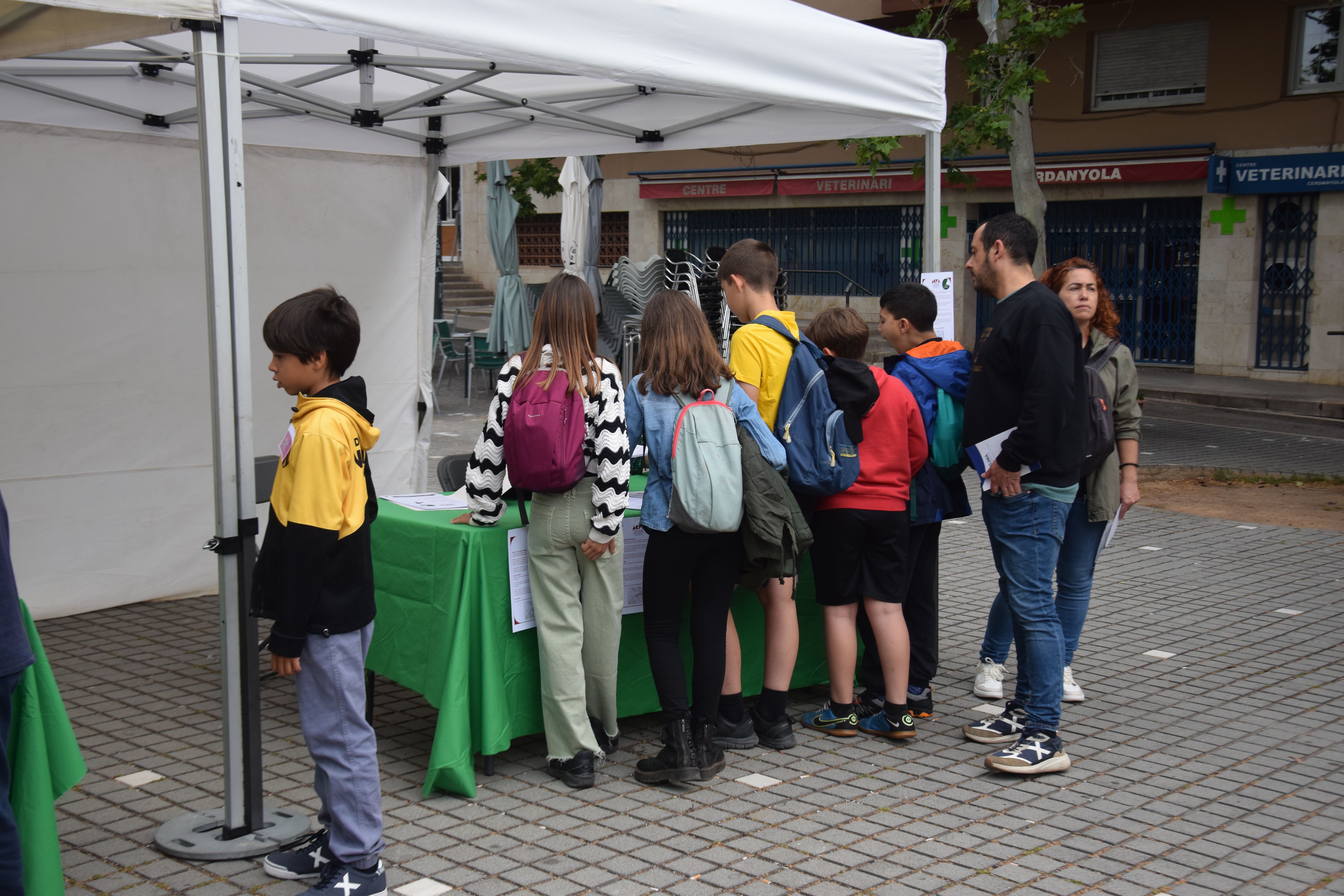 Els escolars cerdanyolencs tornen a celebrar el seu mercat per mostrar les seves cooperatives. FOTO: Marc Mata