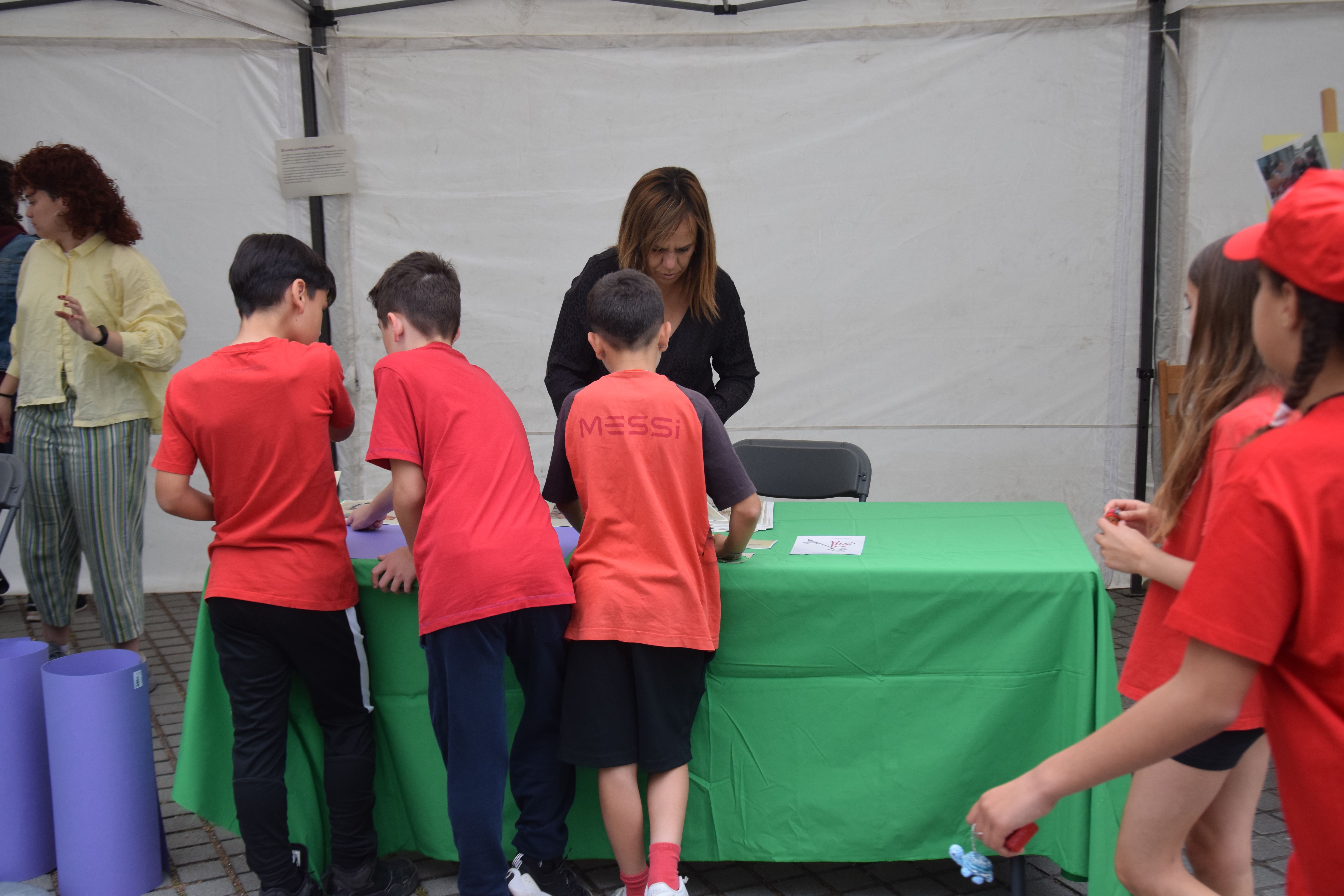 Els escolars cerdanyolencs tornen a celebrar el seu mercat per mostrar les seves cooperatives. FOTO: Marc Mata