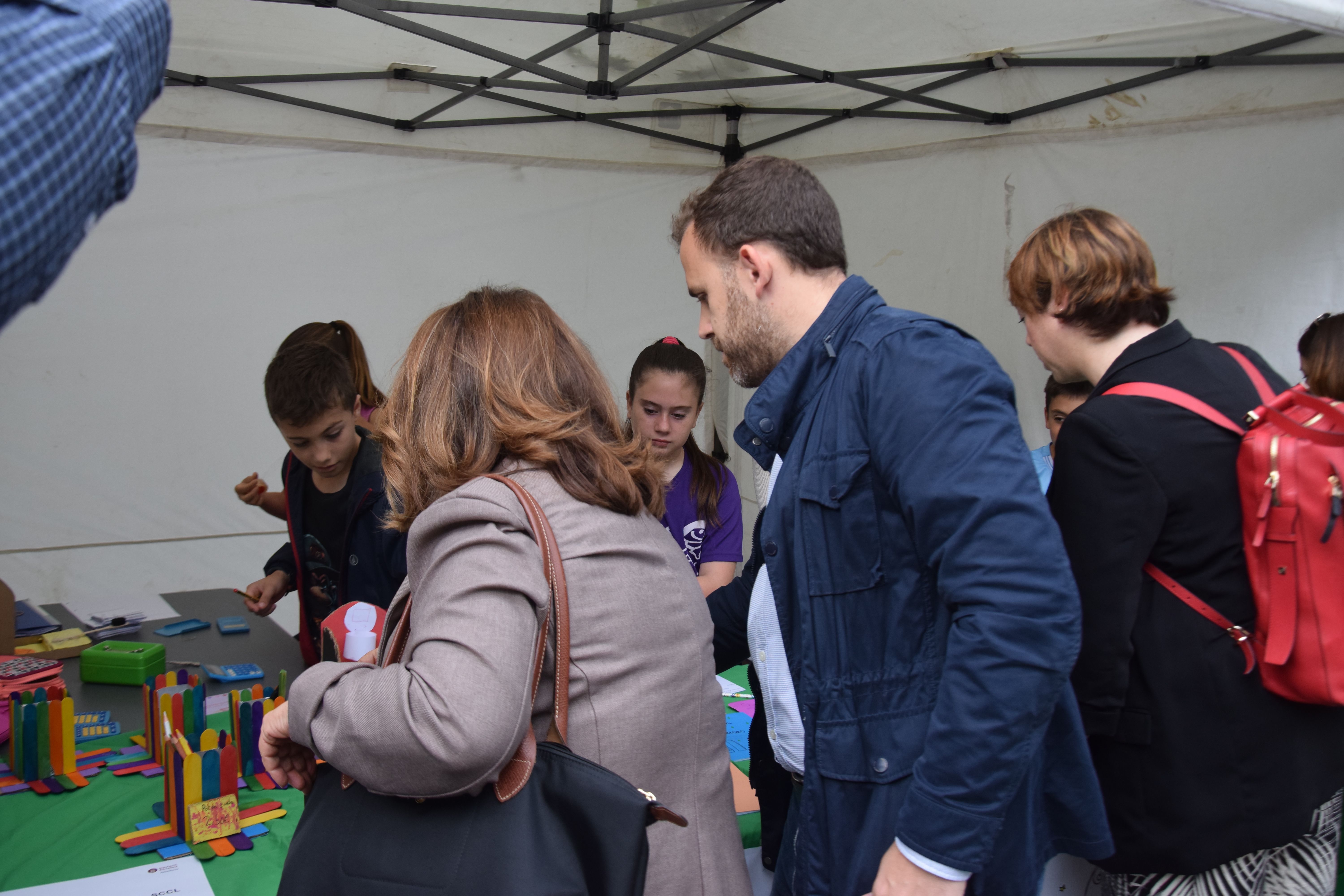 Els escolars cerdanyolencs tornen a celebrar el seu mercat per mostrar les seves cooperatives. FOTO: Marc Mata