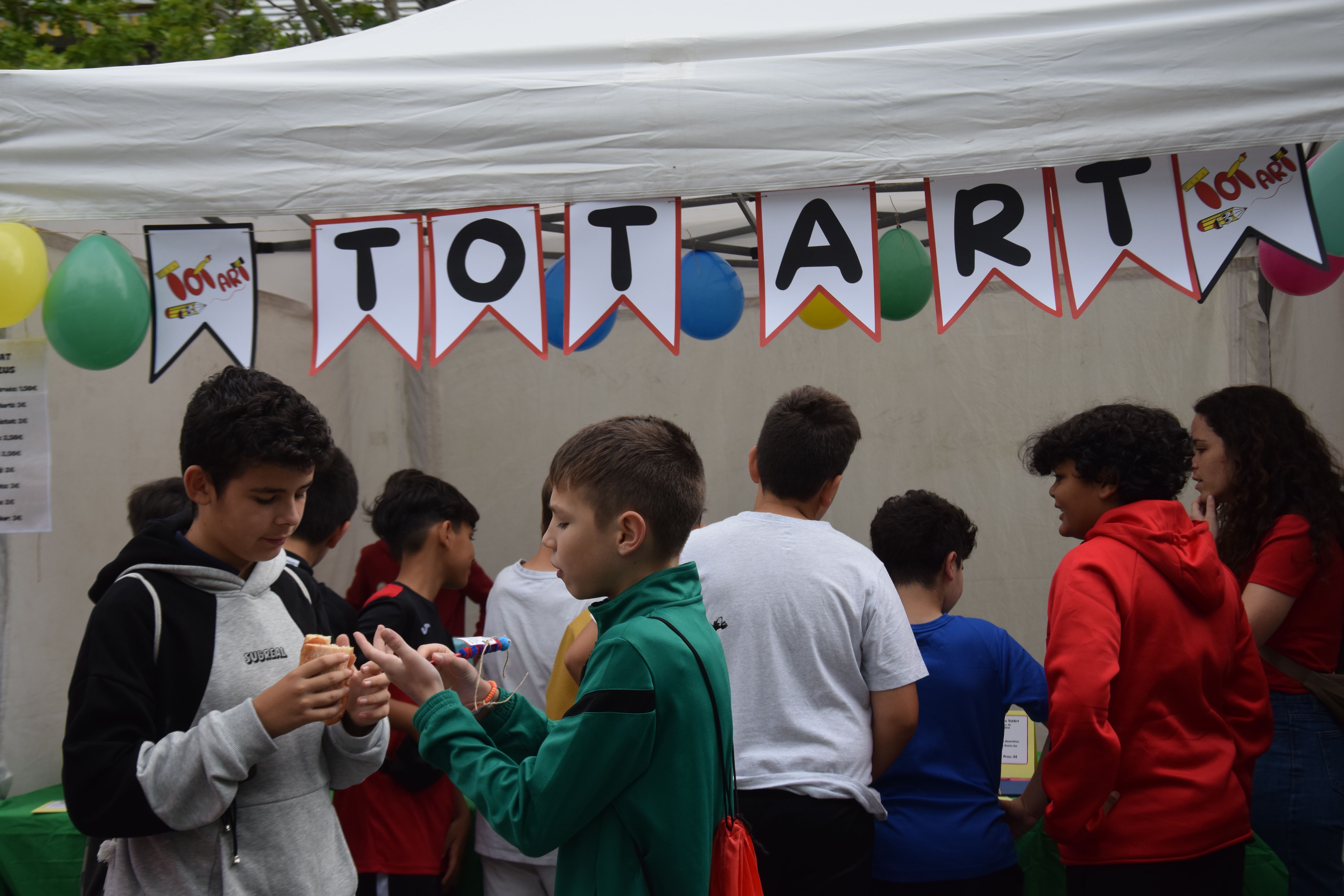 Els escolars cerdanyolencs tornen a celebrar el seu mercat per mostrar les seves cooperatives. FOTO: Marc Mata