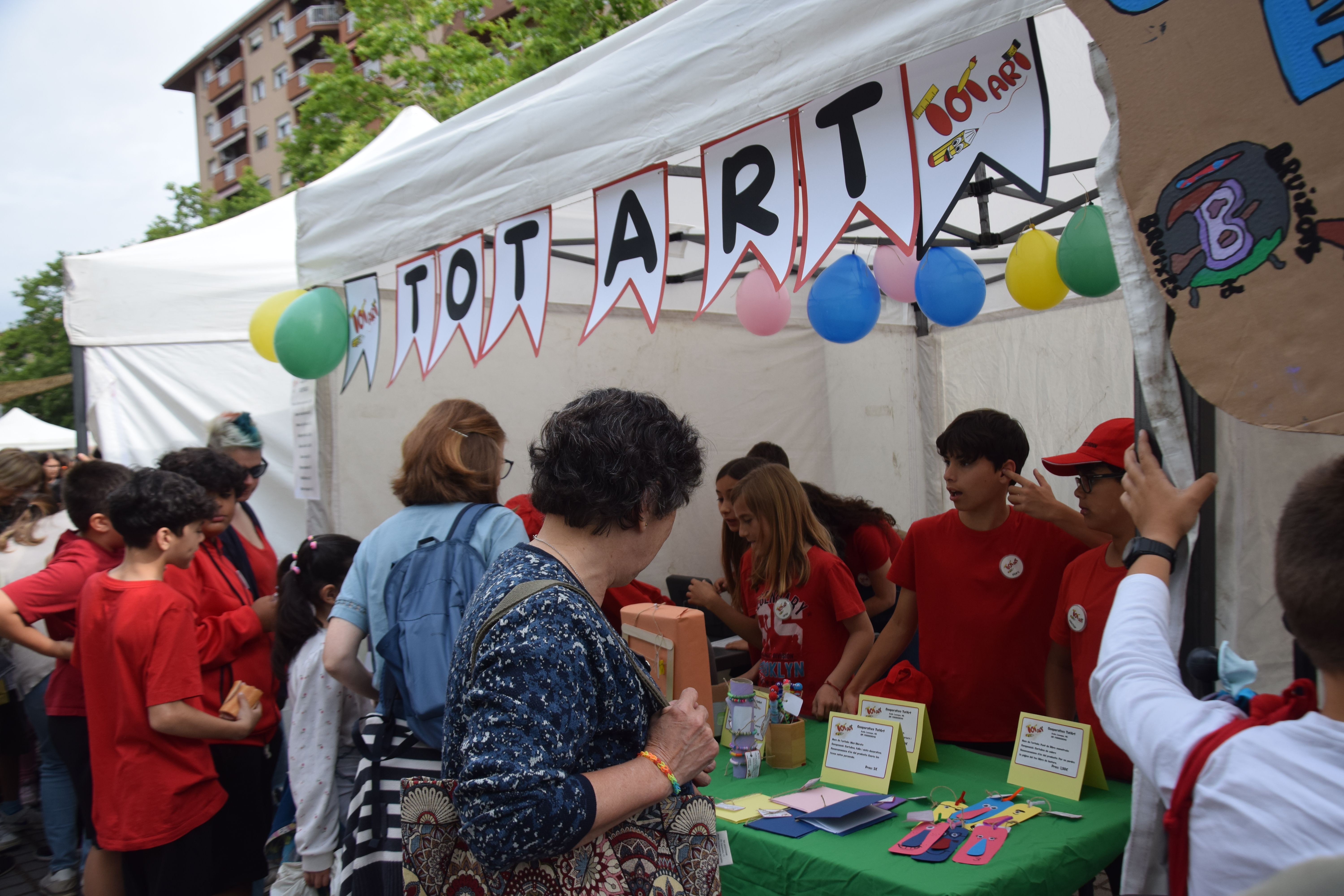 Els escolars cerdanyolencs tornen a celebrar el seu mercat per mostrar les seves cooperatives. FOTO: Marc Mata