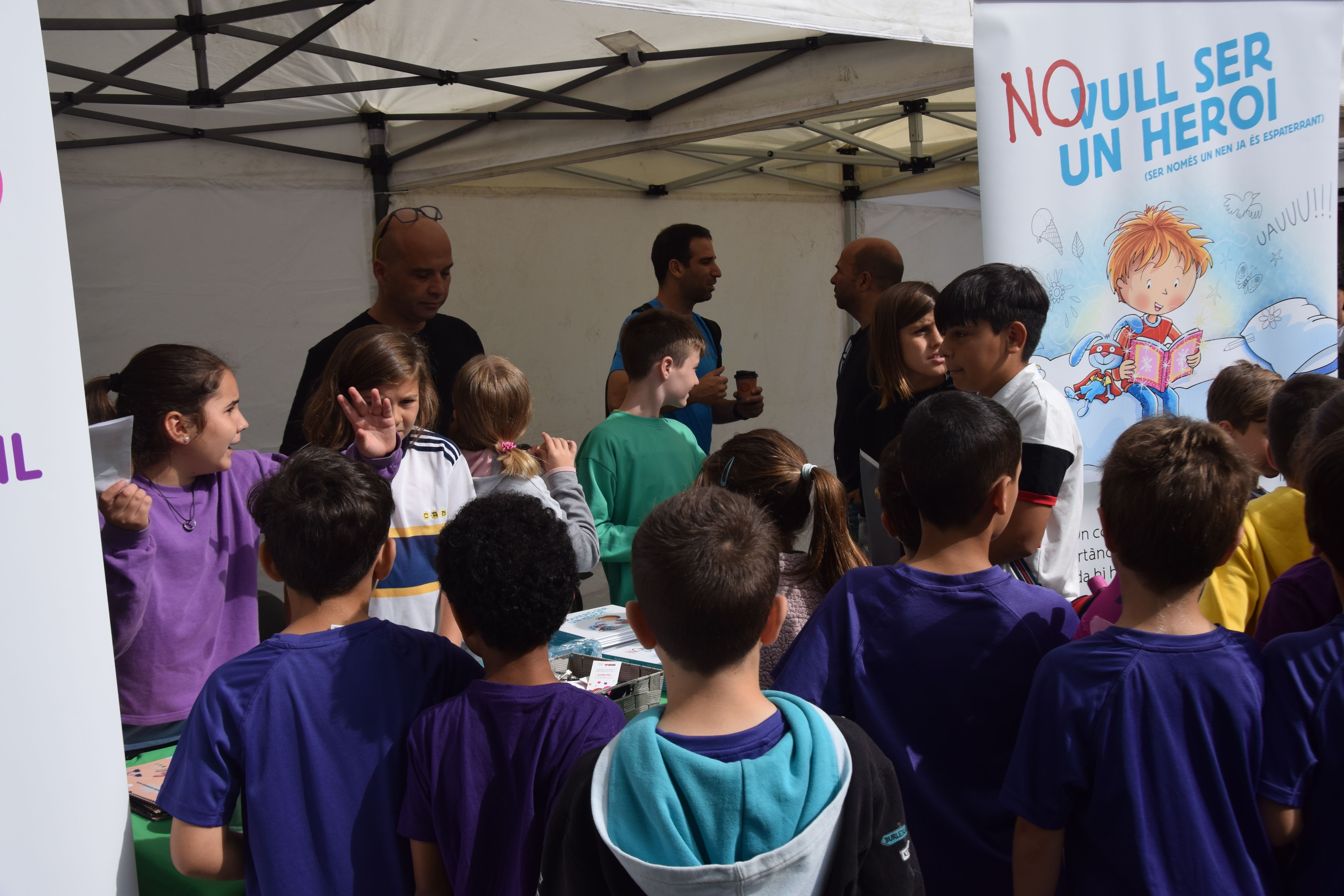 Els escolars cerdanyolencs tornen a celebrar el seu mercat per mostrar les seves cooperatives. FOTO: Marc Mata