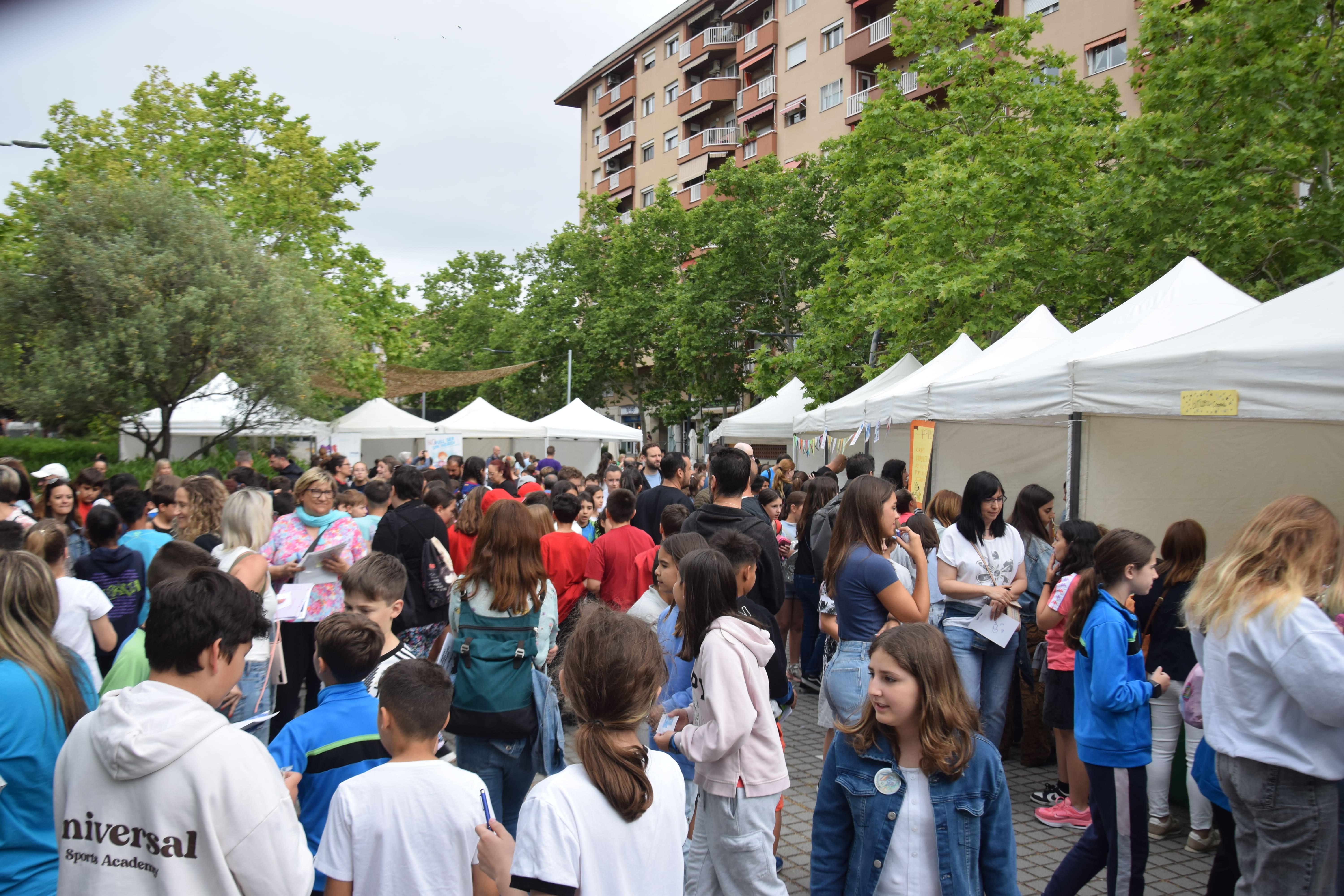 Els escolars cerdanyolencs tornen a celebrar el seu mercat per mostrar les seves cooperatives. FOTO: Marc Mata