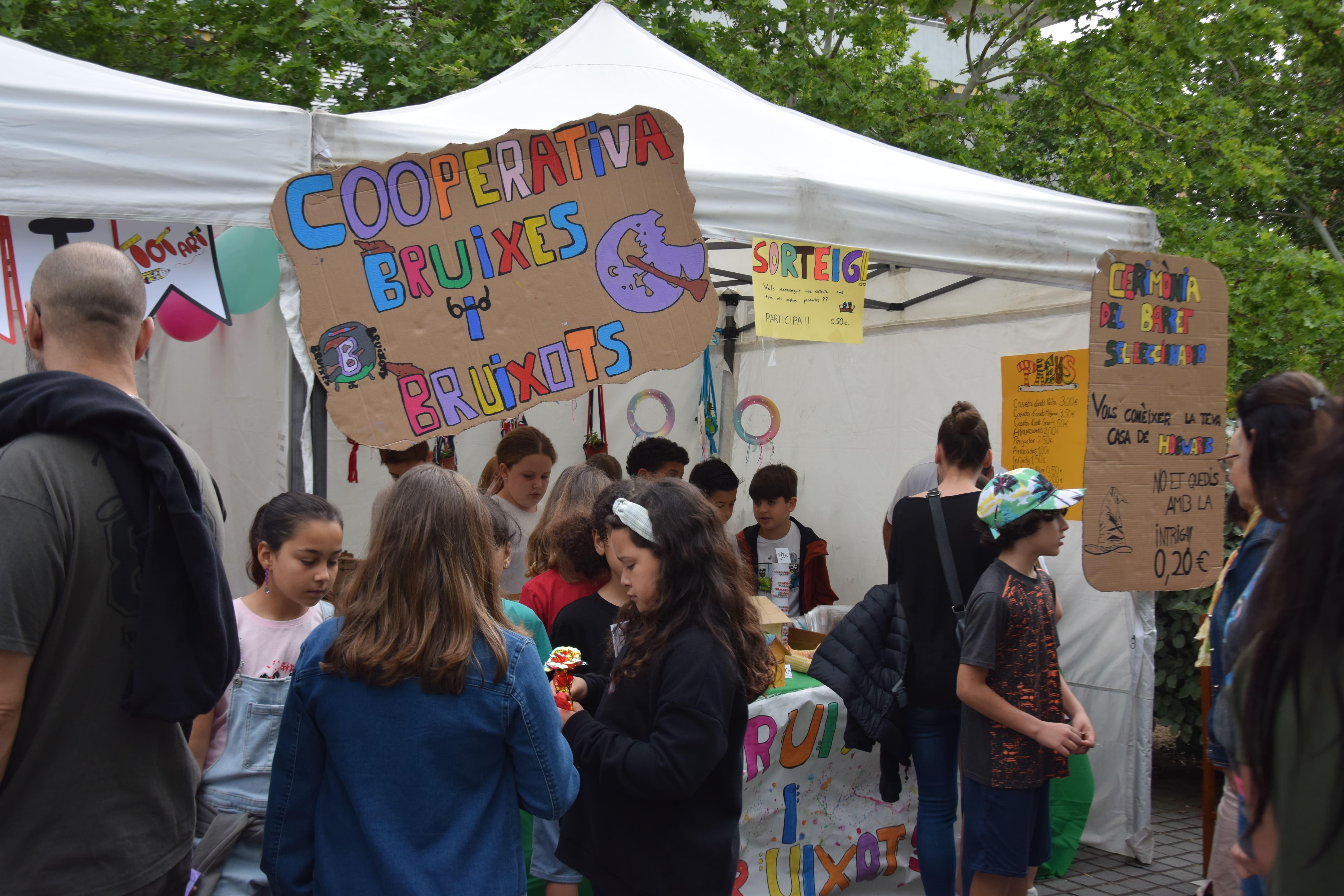 Els escolars cerdanyolencs tornen a celebrar el seu mercat per mostrar les seves cooperatives. FOTO: Marc Mata
