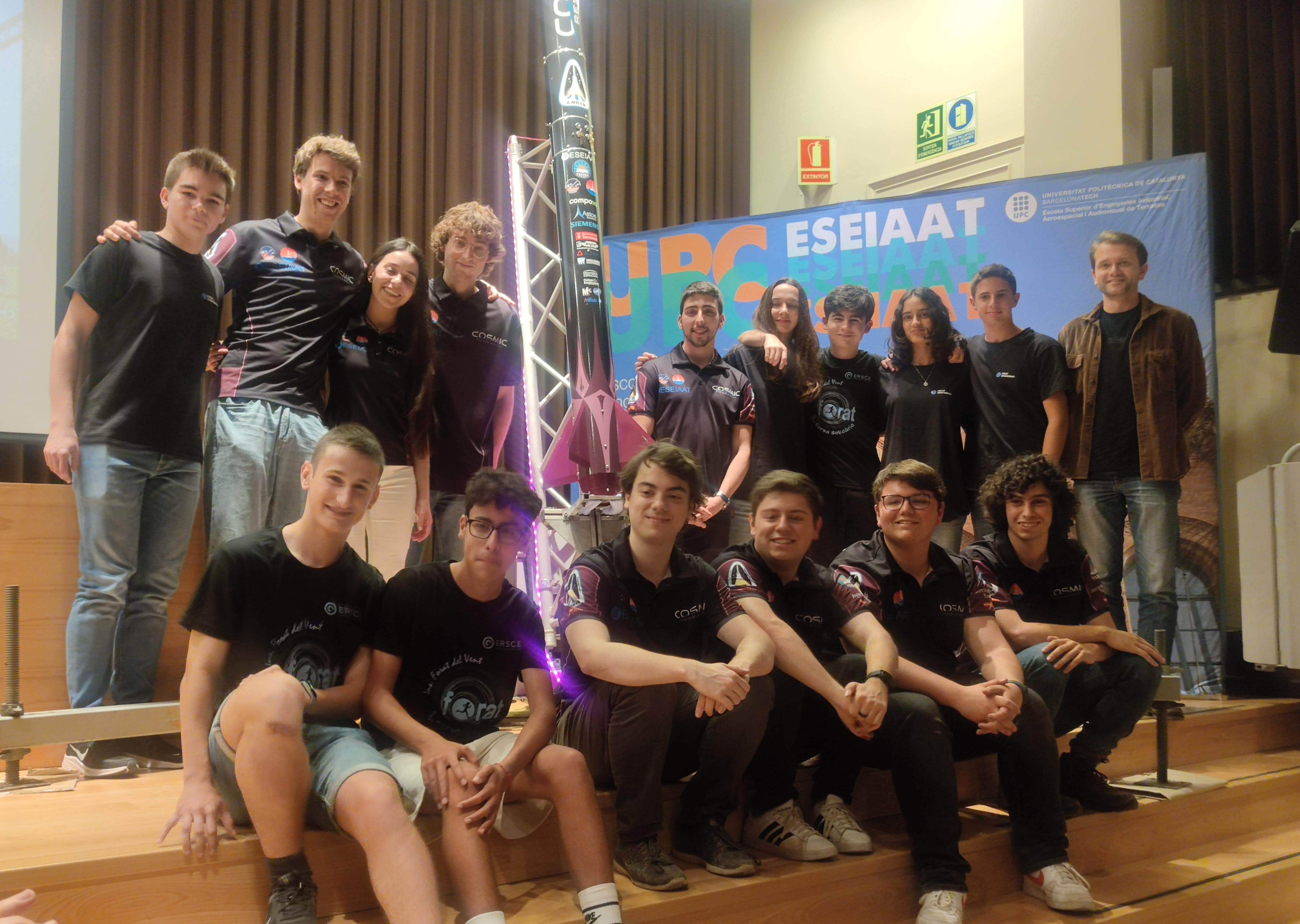 Els alumnes de l'equip Forat Engineering de l'INS Forat del Vent, juntament amb els alumnes de l'UPC de Terrassa. FOTO: Cedida