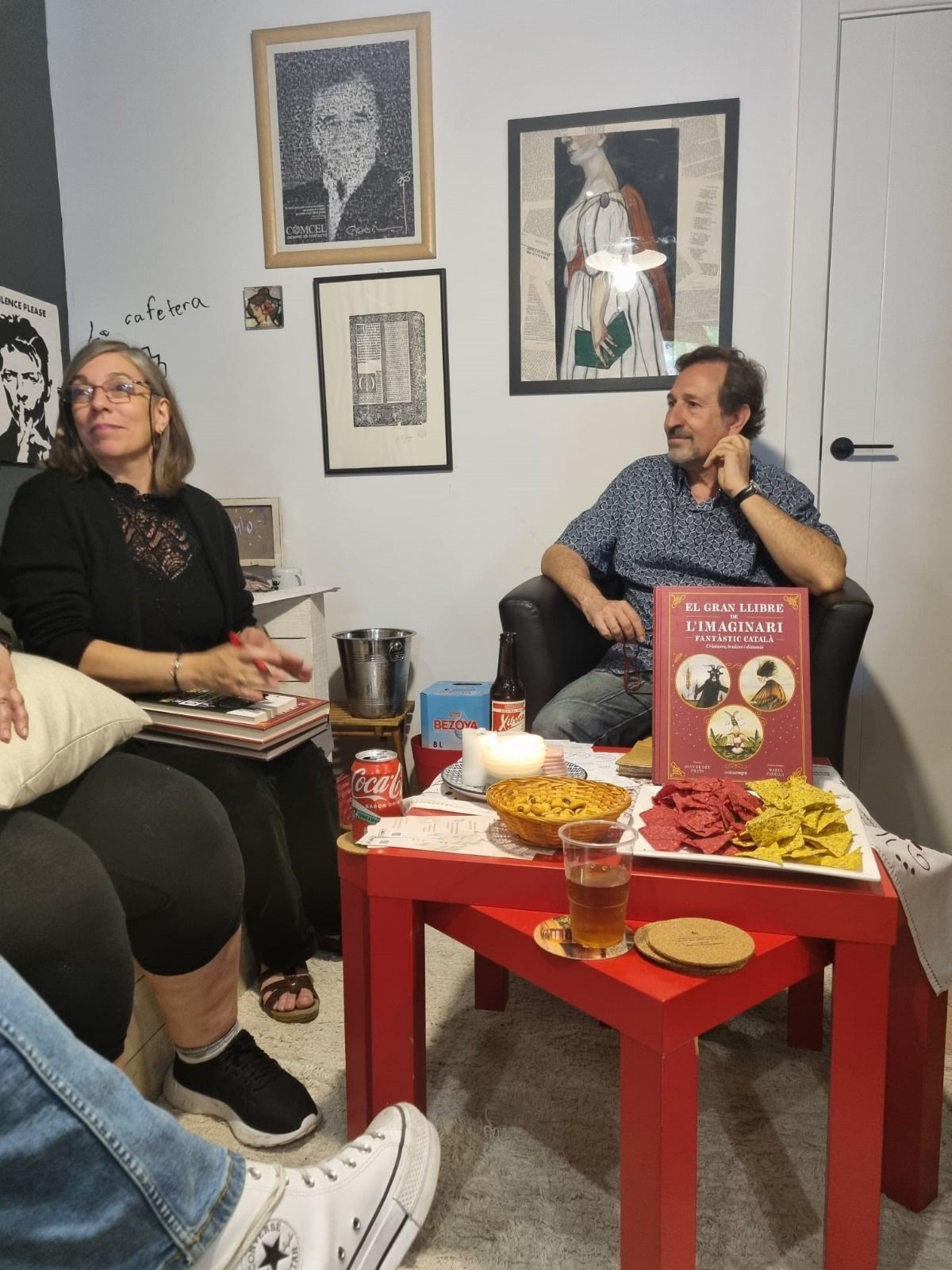 El nou cicle de 'Birres i lletres' permet parlar amb els autors de manera distesa. FOTO: Cedida El nou cicle de 'Birres i lletres' permet parlar amb els autors de manera distesa. FOTO: Cedida