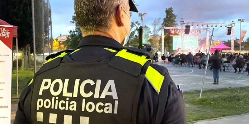 Un agent de Policia Local durant la festa major del Roser de Maig. FOTO: Policia Local Un agent de Policia Local durant la festa major del Roser de Maig. FOTO: Policia Local