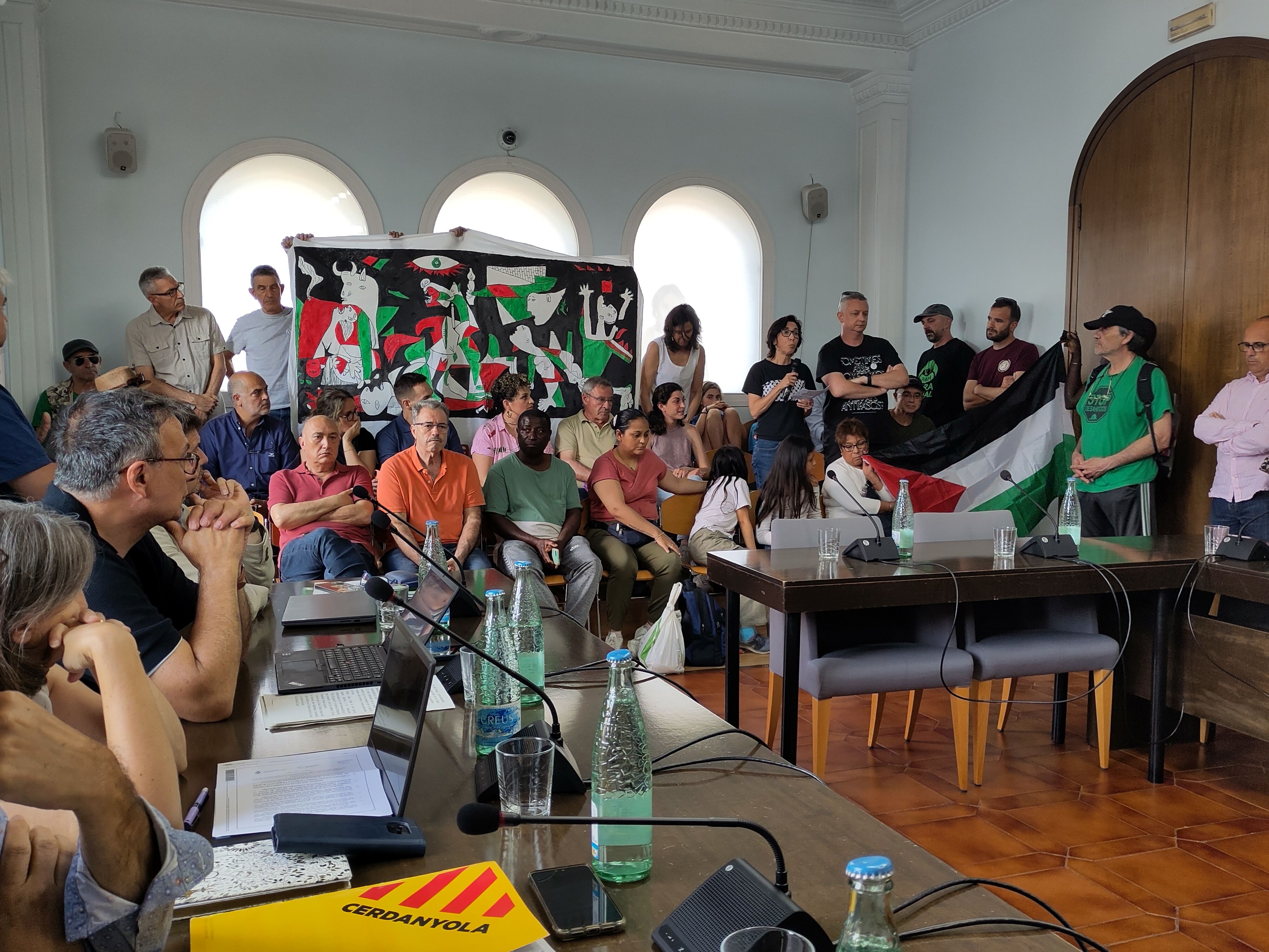 Representants de Cerdanyola amb Palestina presents al ple municipal. FOTO: Cedida Representants de Cerdanyola amb Palestina presents al ple municipal. FOTO: Cedida