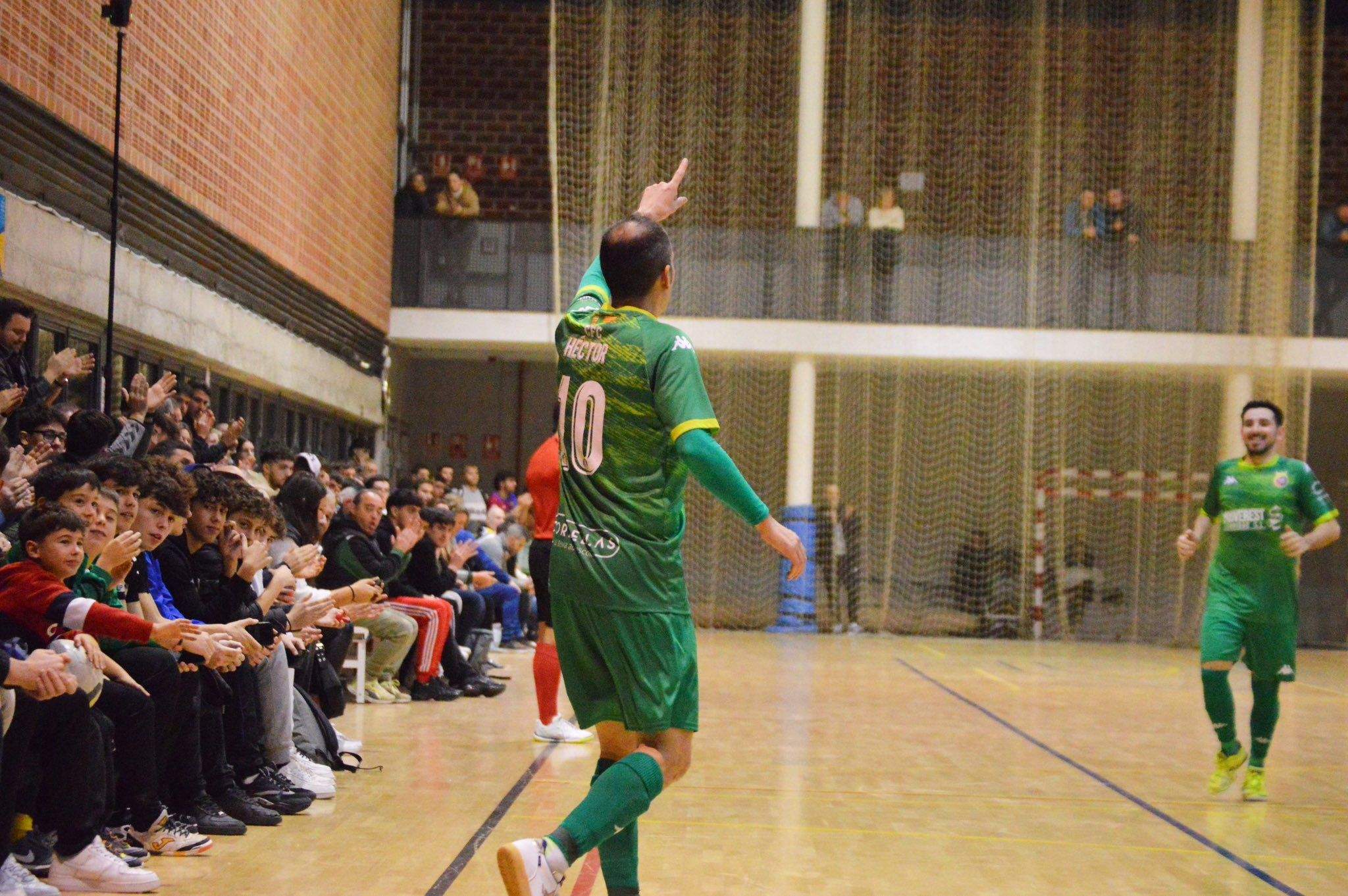 Héctor Albadalejo celebrant un gol al PEM Guiera. FOTO: Cerdanyola FC