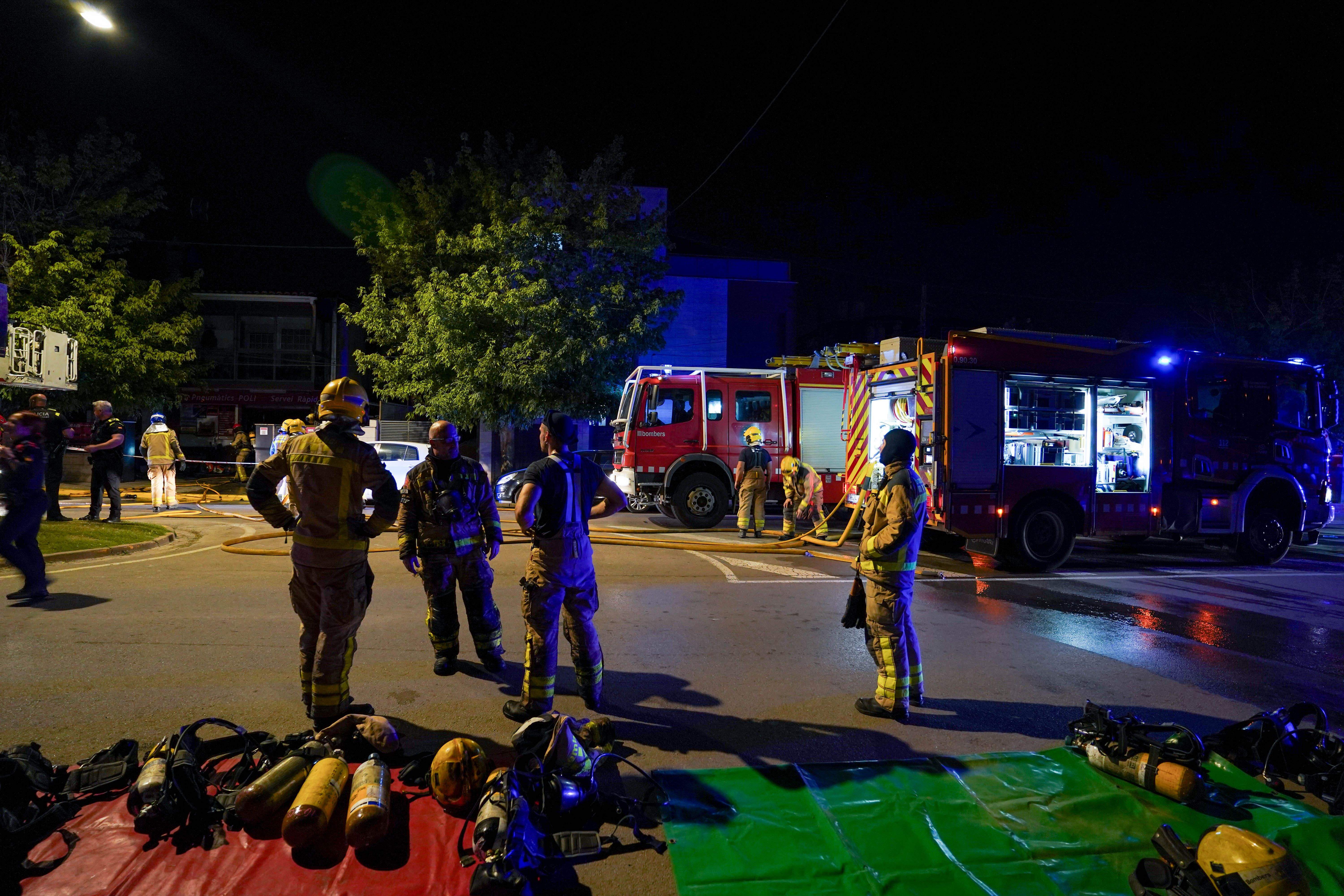 Imatge dels bombers a l'incendi al carrer Serragalliners. FOTO: @camacurtavisuals