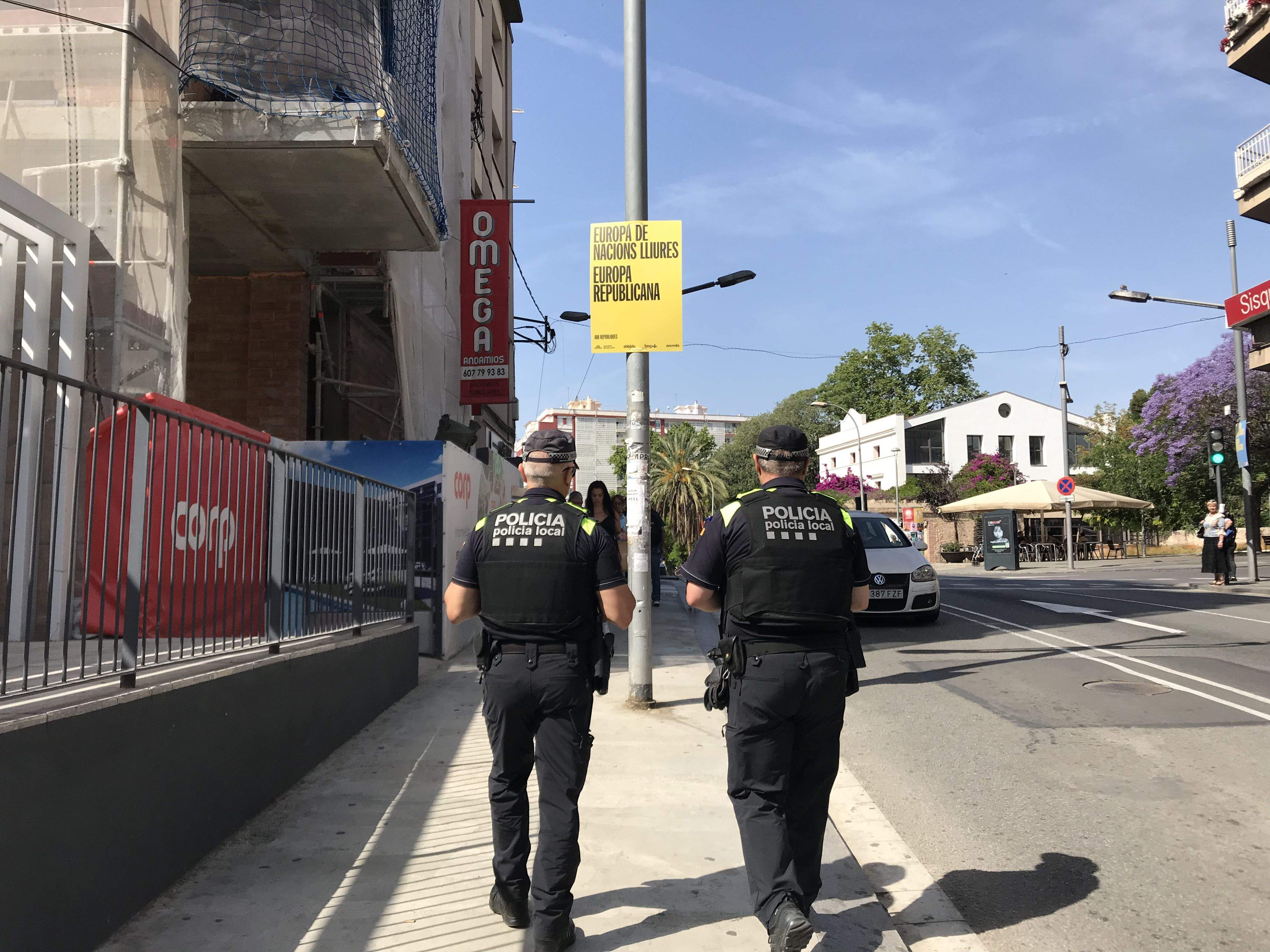 Dos efectius de la Policia Local al voltant de l'estació de Renfe. FOTO: Guillem Barrera (Arxiu)