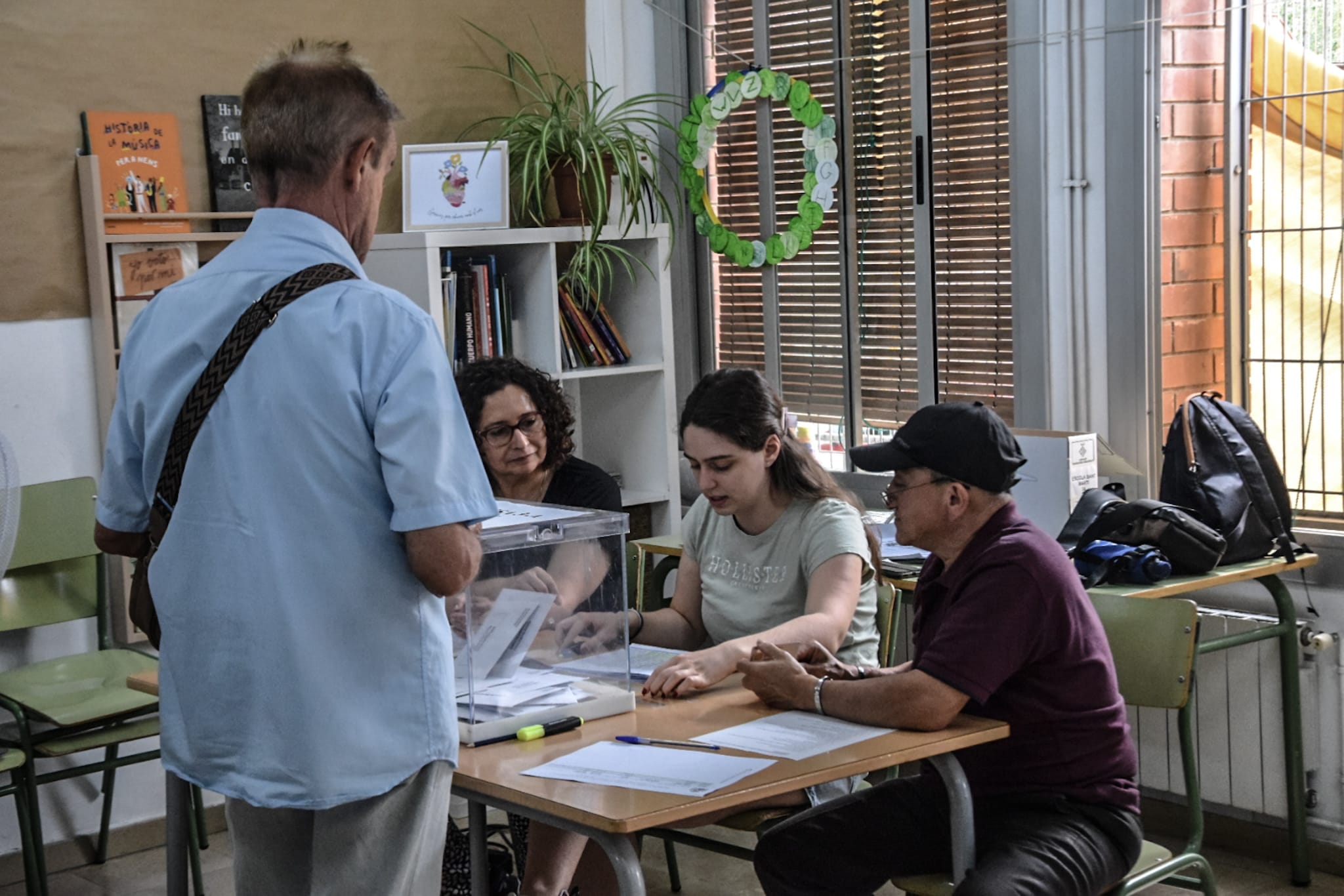 Cerdanyolencs votant per les eleccions al Parlament Europeu. FOTO: Marc Mata