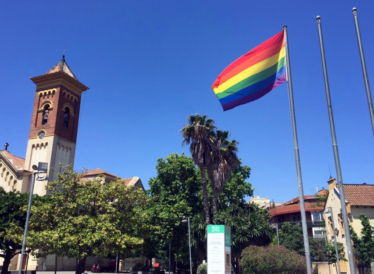 Bandera LGBT a la plaça Abat Oliba. FOTO: Ajuntament