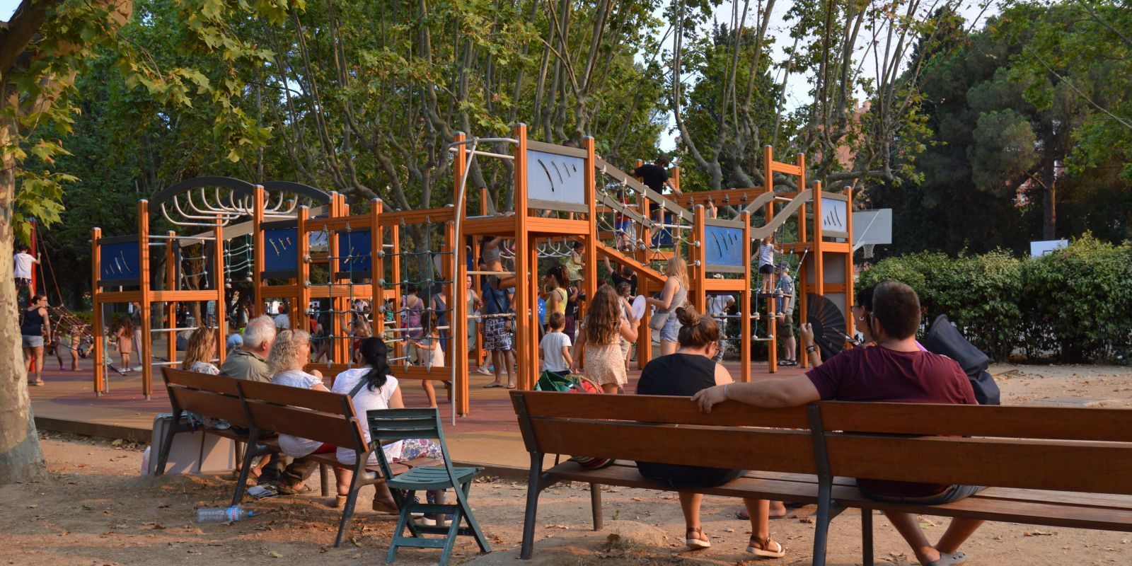 Refrescar se al parc de Cordelles durant l'onada de calor a Cerdanyola. FOTO: Nora Muñoz Otero (Arxiu)