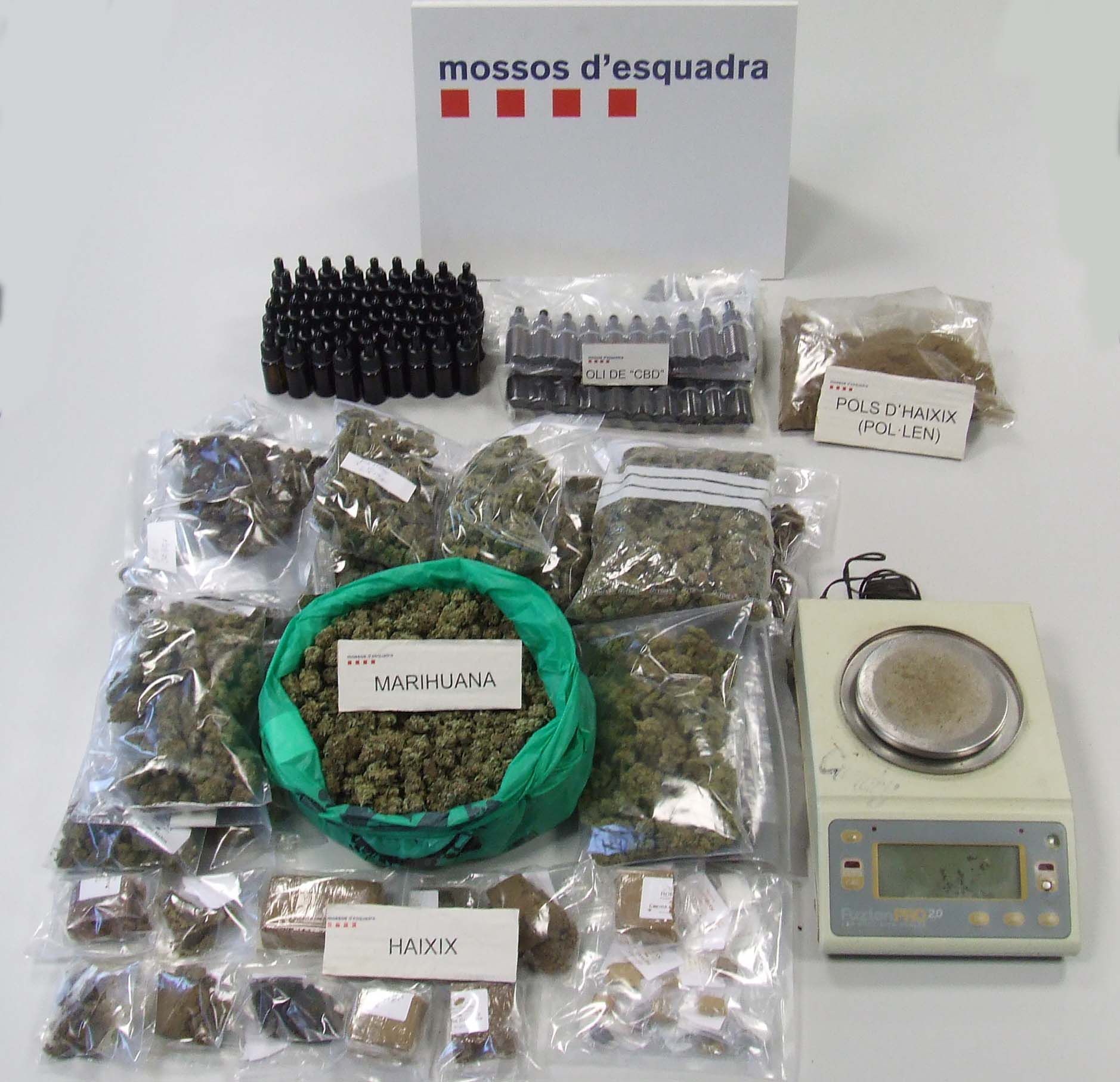 Material requisat pels Mossos a una associació de cànnabis de Ripollet. FOTO: Mossos d'Esquadra