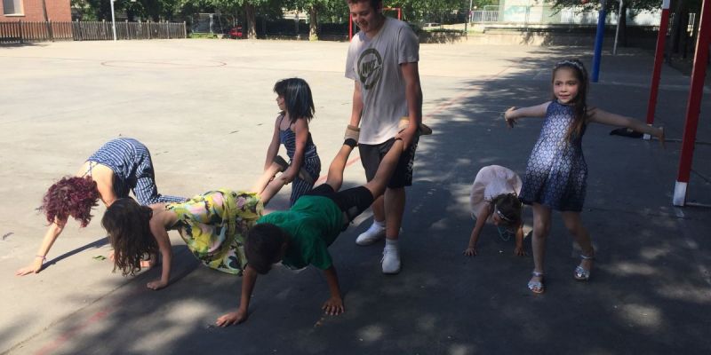 Els nens fent un joc de figures humanes a l'Escola de les Fontetes. FOTO: Laura Arias I Arxiu