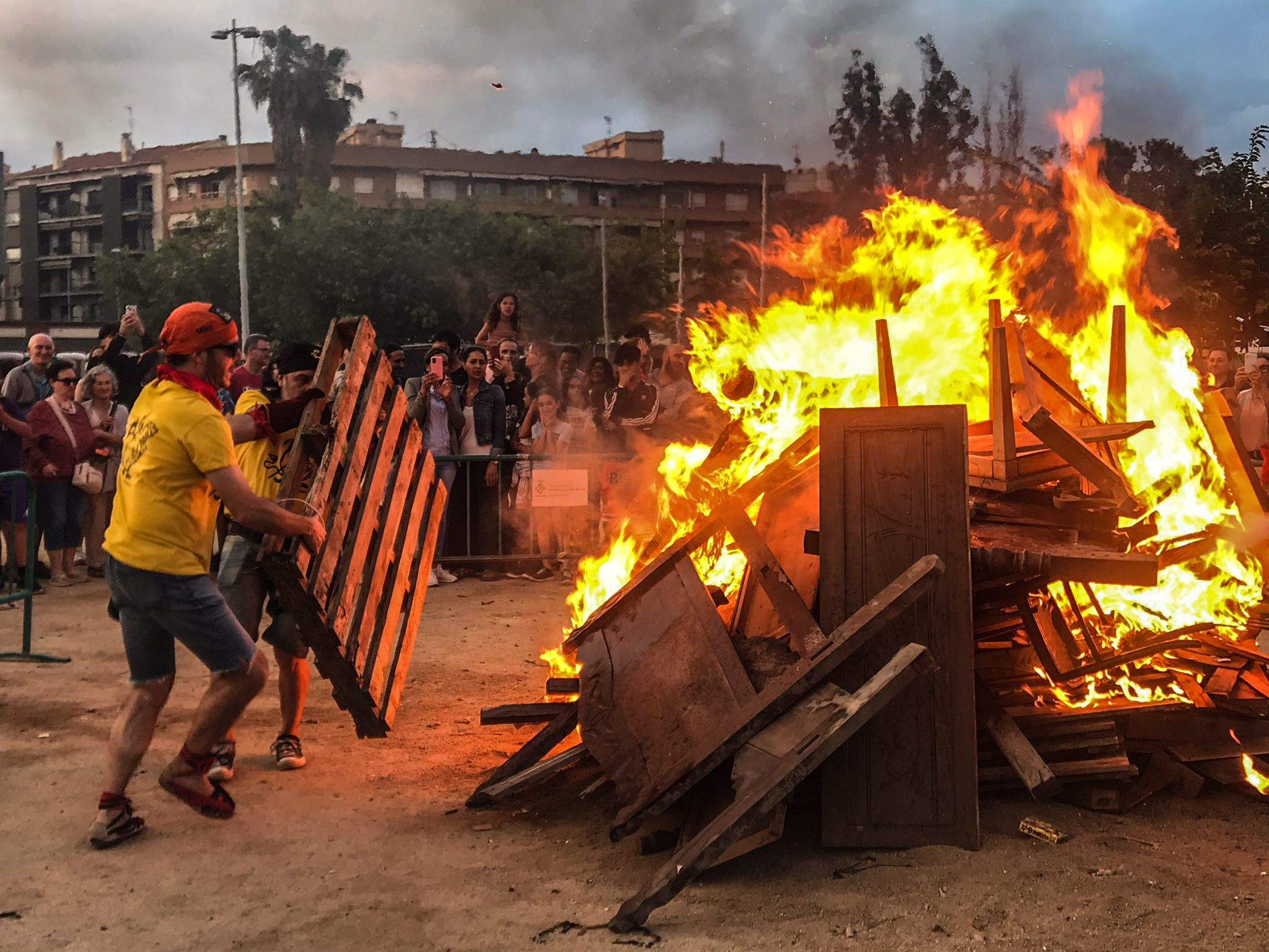 Encesa de la foguera de Sant Joan. FOTO: Marc Mata