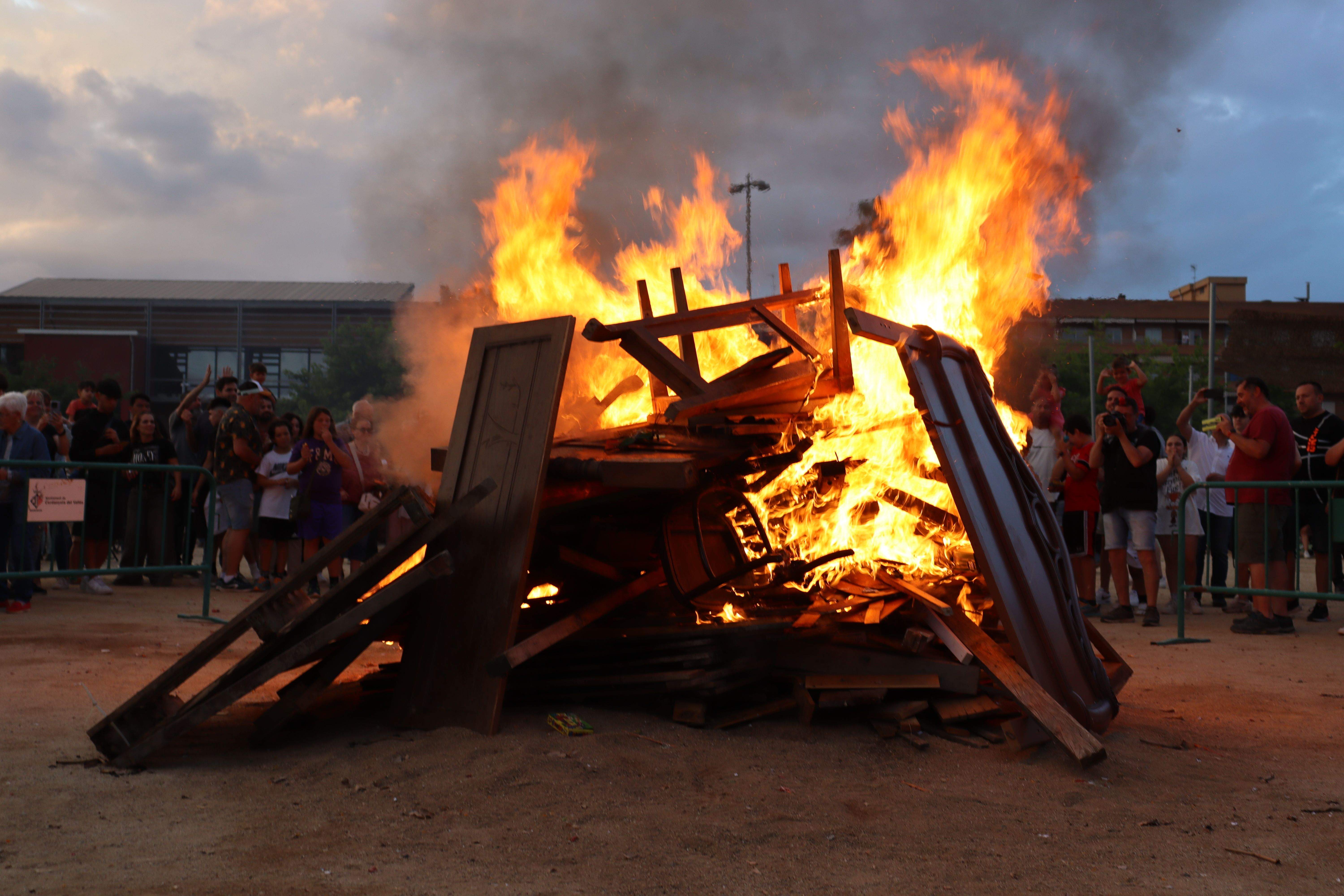 Foguera de Sant Joan 2024 a Cerdanyola. FOTO: Marc Mata 