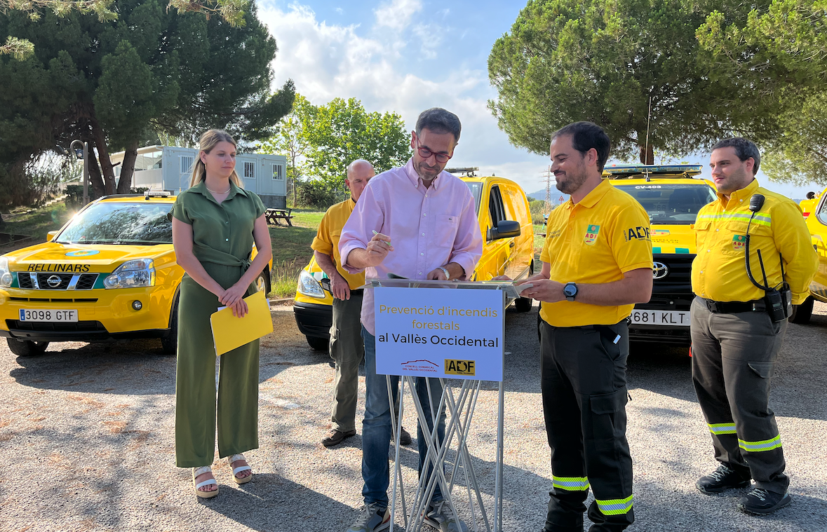 Signatura del conveni de col·laboració entre el Consell Comarcal i la Federació d’ADF del Vallès Occidental. FOTO: Consell Comarcal