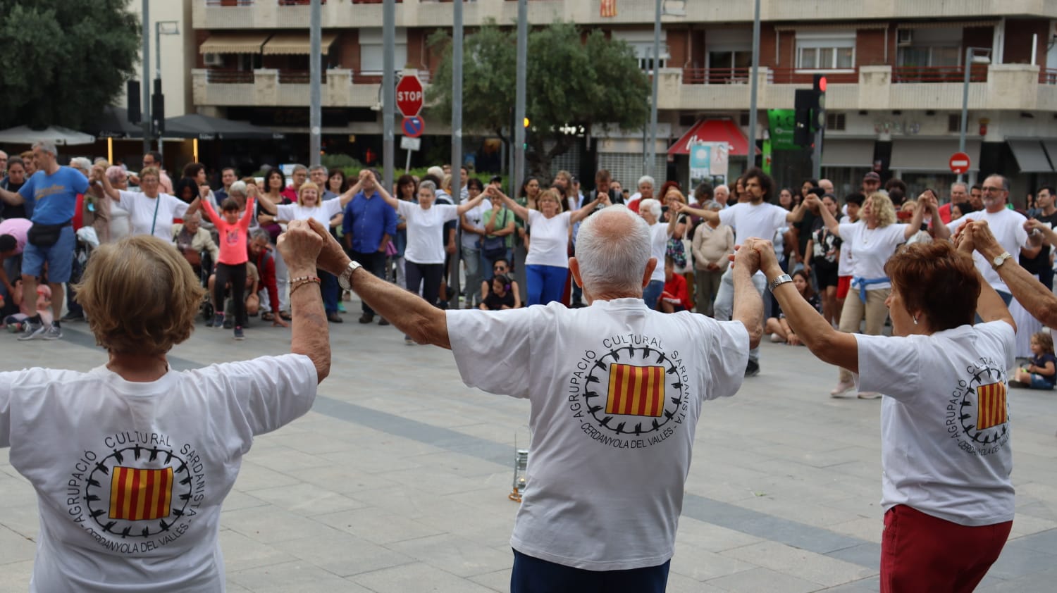 Ballada de Sardanes a la plaça Abat Oliba. FOTO: Marc Mata 