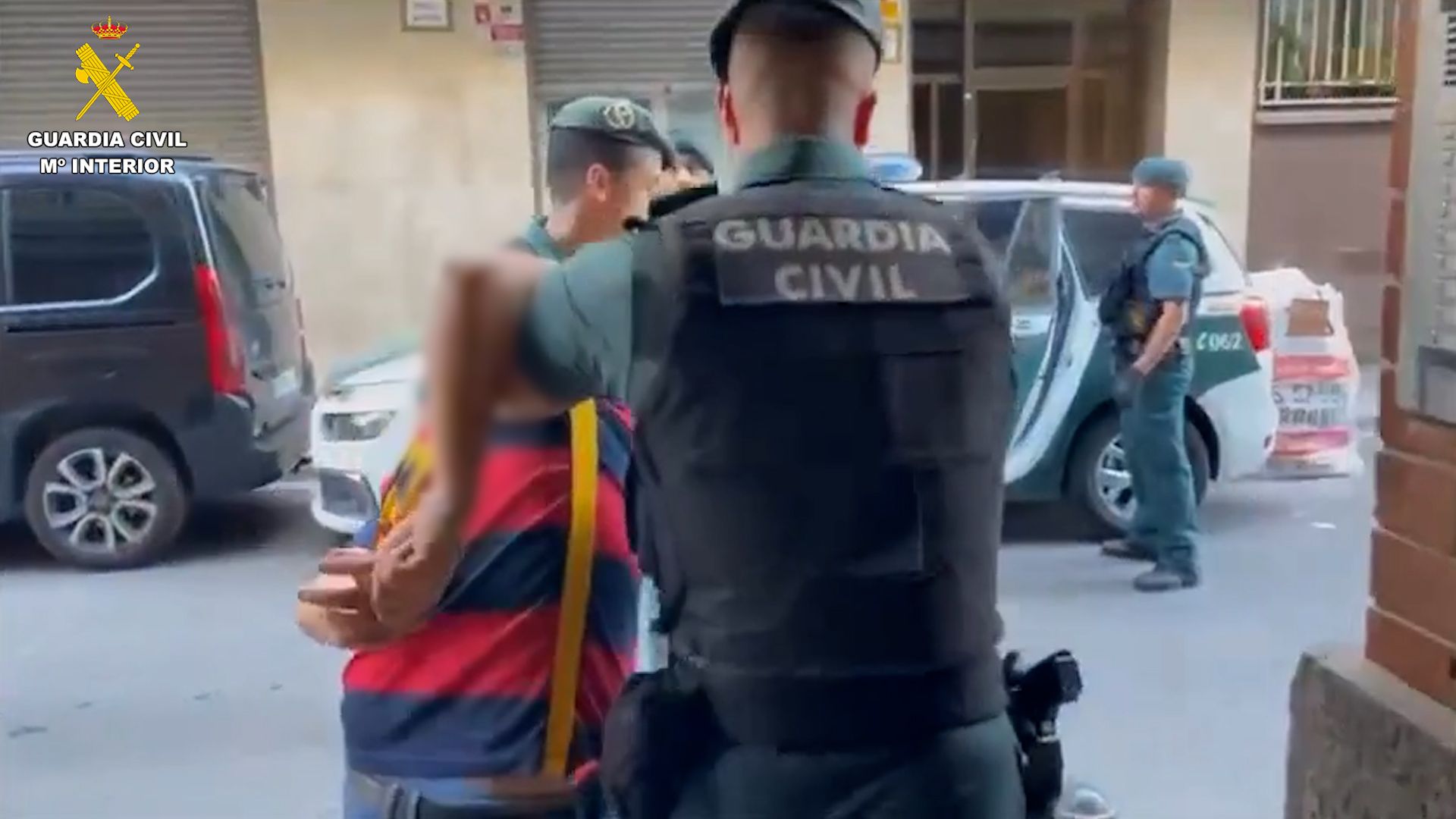 Moment de la detenció d'un dels presumptes autors de la mort d'un home a Palma del Río (Còrdova). FOTO: Guàrdia Civil