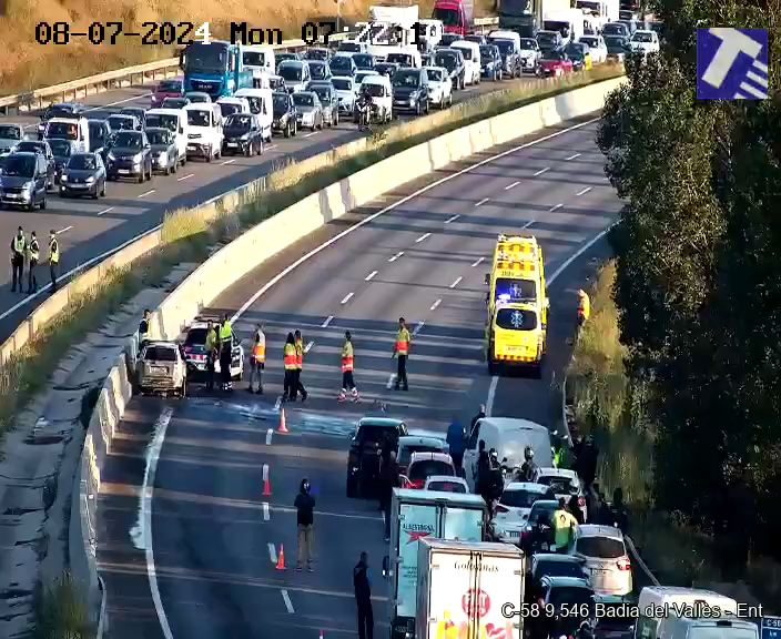 Vehicle incendiat a la C-58 a l'altura de Badia. FOTO: Trànsit