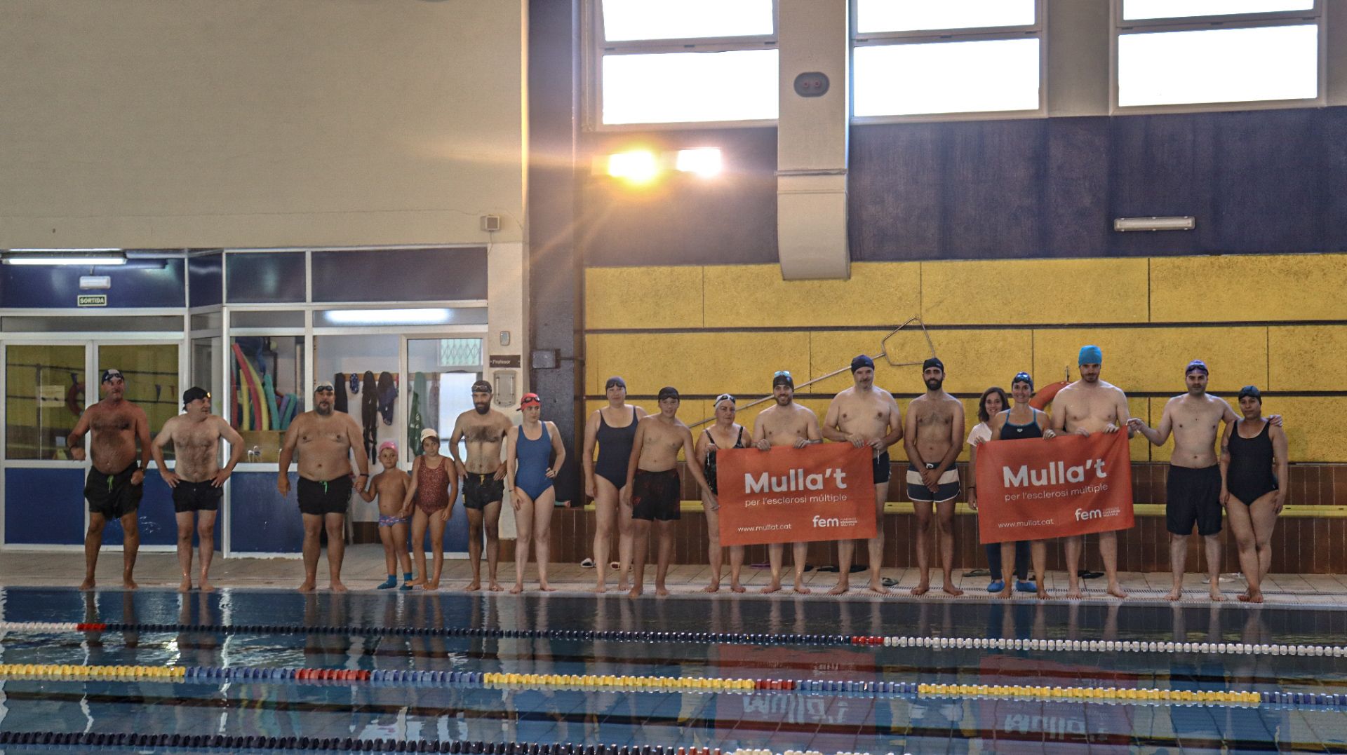  Participants del salt conjunt i solidari a la piscina del Complex Esportiu Municipal Can Xarau. FOTO: Marc Mata 
