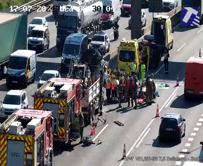 Accident entre dos camions a l'Ap-7 a l'altura de Cerdanyola. FOTO: Trànsit