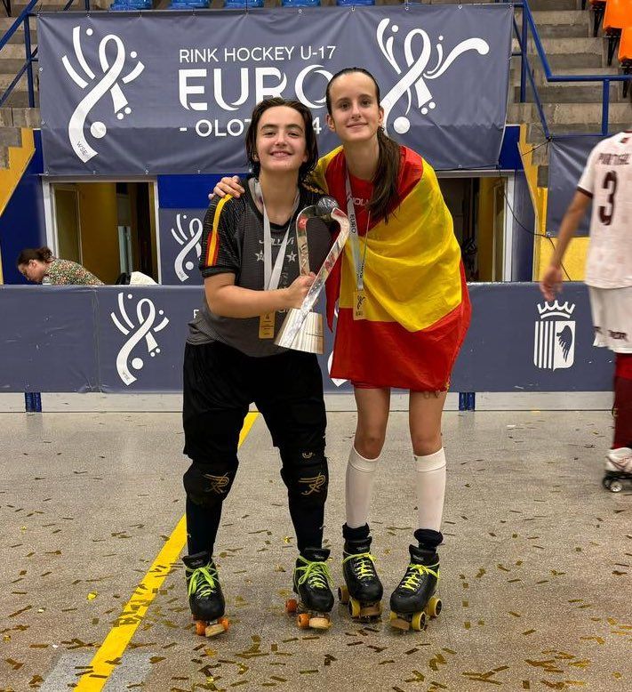 Julia Masnou i Carla Ferrer amb la copa de Campiones d'Europa. FOTO: Club Hoquei Cerdanyola
