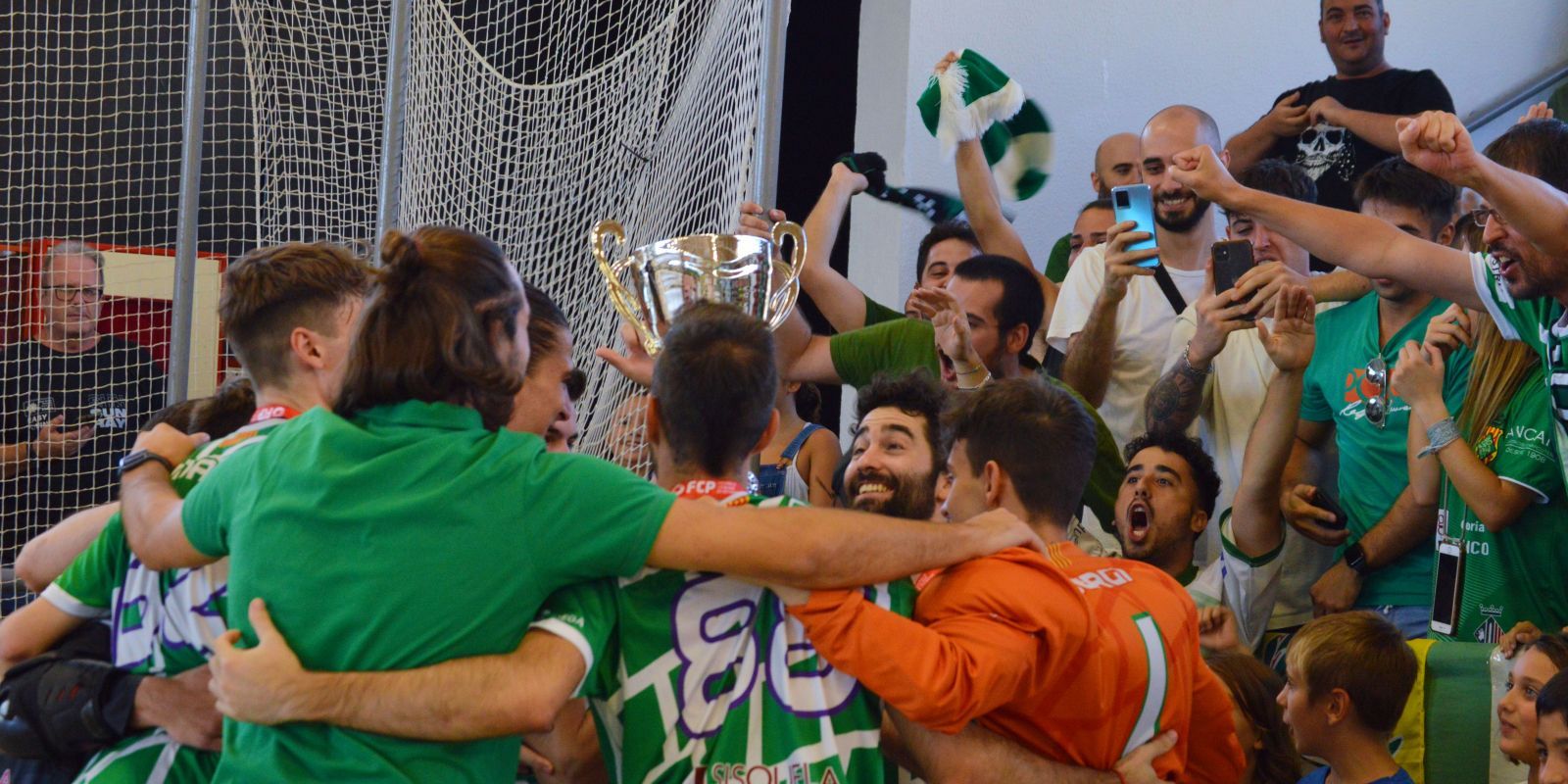 El Cerdanyola Club d'Hoquei celebrant el títol de Supercopa de Catalunya. FOTO: Nora MO / Arxiu El Cerdanyola Club d'Hoquei celebrant el títol de Supercopa de Catalunya. FOTO: Nora MO / Arxiu
