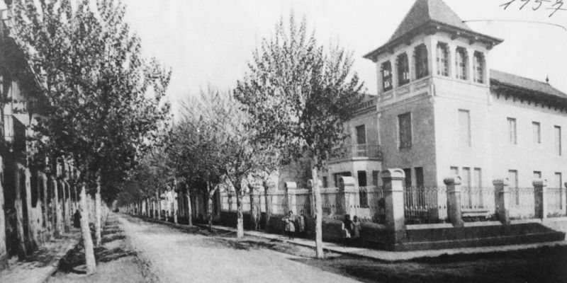 Torre Codorniu, cantonada dels carrers Sant Martí i Santiago (1957). FOTO: Arxiu del TOT Torre Codorniu, cantonada dels carrers Sant Martí i Santiago (1957). FOTO: Arxiu del TOT