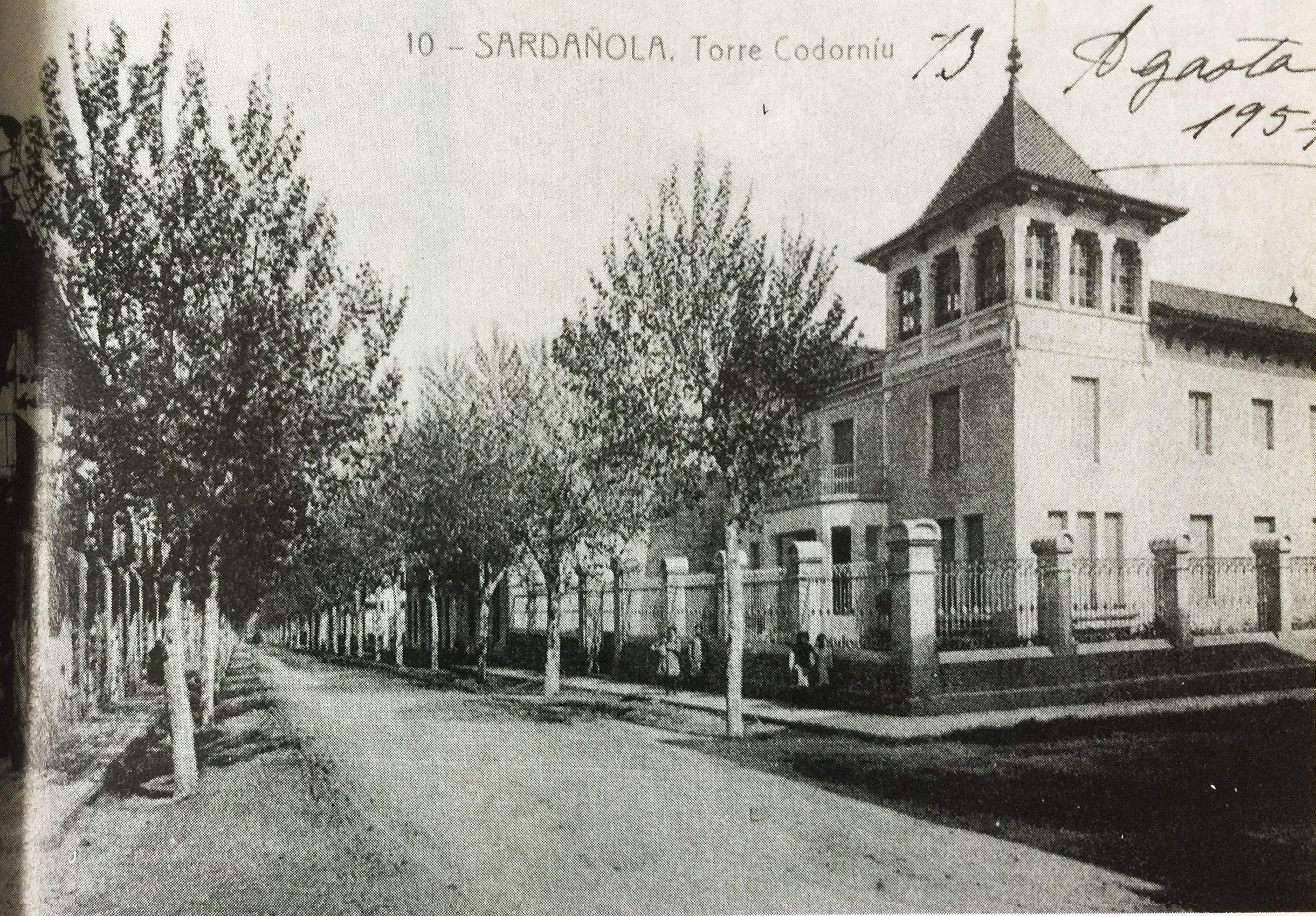 Torre Codorniu, cantonada dels carrers Sant Martí i Santiago (1957). FOTO: Arxiu del TOT Torre Codorniu, cantonada dels carrers Sant Martí i Santiago (1957). FOTO: Arxiu del TOT